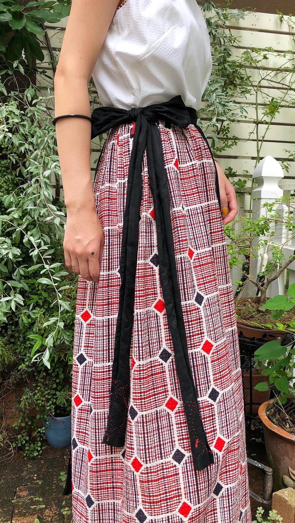 NUTTY Vintage&Collectibleのインスタグラム：「NUTTY堀江本店  ┈┈┈┈┈┈┈┈┈┈┈┈┈┈┈┈┈ 🌺Summer Dress🌺 ┈┈┈┈┈┈┈┈┈┈┈┈┈┈┈┈┈  🍍50's 60's red black pattern long dress ☑︎30's 40's black long apron ☑︎bakelite bangle  着用スタッフ身長：168cm  トランプのような柄が小洒落たロングドレスです🃏 スカート部分の共布の首回りと腕周りのパイピング。  ベルトでも素敵ですが、エプロンをつけて表情豊かなコーディネートに。 サイドにリボンを持ってくるのも可愛いですよ❤︎  こちらもさらりと薄手の夏素材ですので、 今の時期にぴったりの一着です🌴  ⭕️SUMMER SALEも開催中です⭕️  ┈┈┈┈┈┈┈┈┈┈┈┈┈┈┈┈┈ 【NUTTY通販について】 ⚫︎SNS掲載商品は通販可能です。お気軽にDMにてお問い合わせ下さい。 ⚫︎＜ONLINE STORE＞http://nutty.theshop.jp/ （プロフィールページURLよりアクセス出来ます） ┈┈┈┈┈┈┈┈┈┈┈┈┈┈┈┈┈  #nuttyvintage #vintage #vintagefashion #vintagestyle #vintageshop  #used #usedclothing #fashion #ootd #ヴィンテージ #ビンテージ #古着 #古着女子 #古着屋 #大阪古着屋 #ファッション #コーディネート #1940s #1950s #1960s #hawaiian #hawaiiandress #vintagedress」