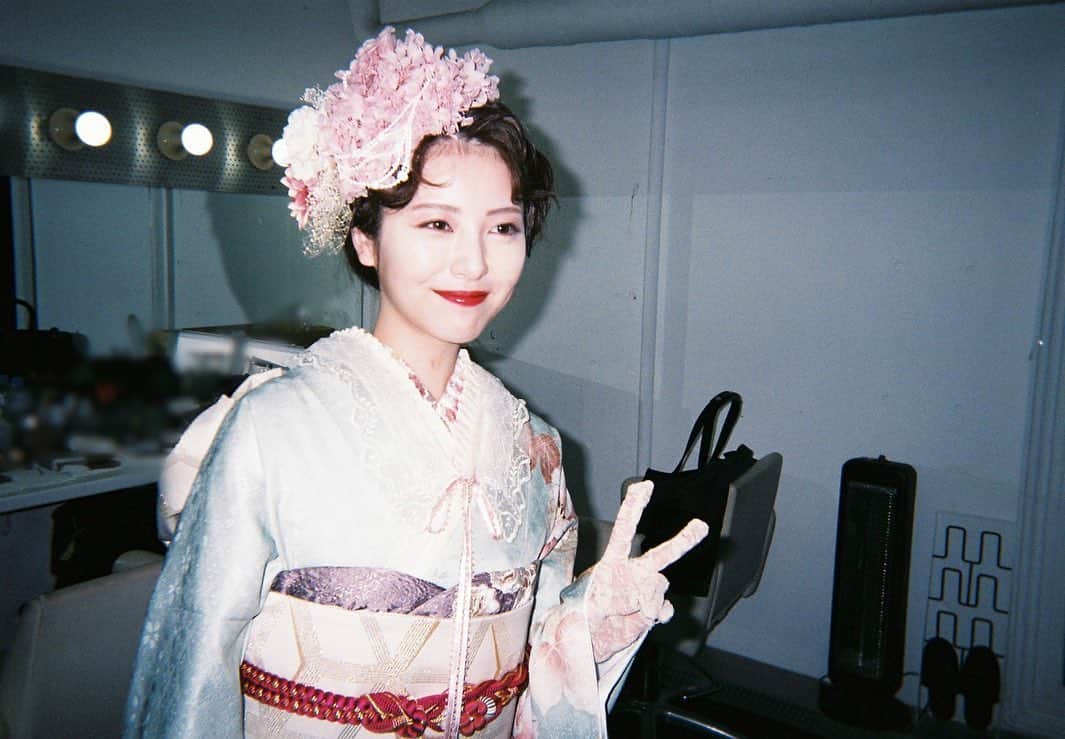 のインスタグラム：「『京都きもの友禅』さんの最新ビジュアルが公開されました🐰  受け継がれてきた繊細さを纏いながらも、襟元にレースや首飾りを組み合わせたり、足元にはブーツを合わせていたり私も初めての試みがありました🧏 今回のチャッチコピーは「咲き誇れ二十歳」です🧏 一人一人が持つ個性と未来を抱き締め、最高だと思える振袖との出会いがありますように🧏  リンクは載せ方わからないのでストーリーに載せておきます ぜひチェックしてみてください🧏  もうすぐ誕生日らしいのですが それまでにやらなきゃいけないことが溜まっているので消化したいとは思ってます… めんどくさい…やだ… ずっと寝てたい…」