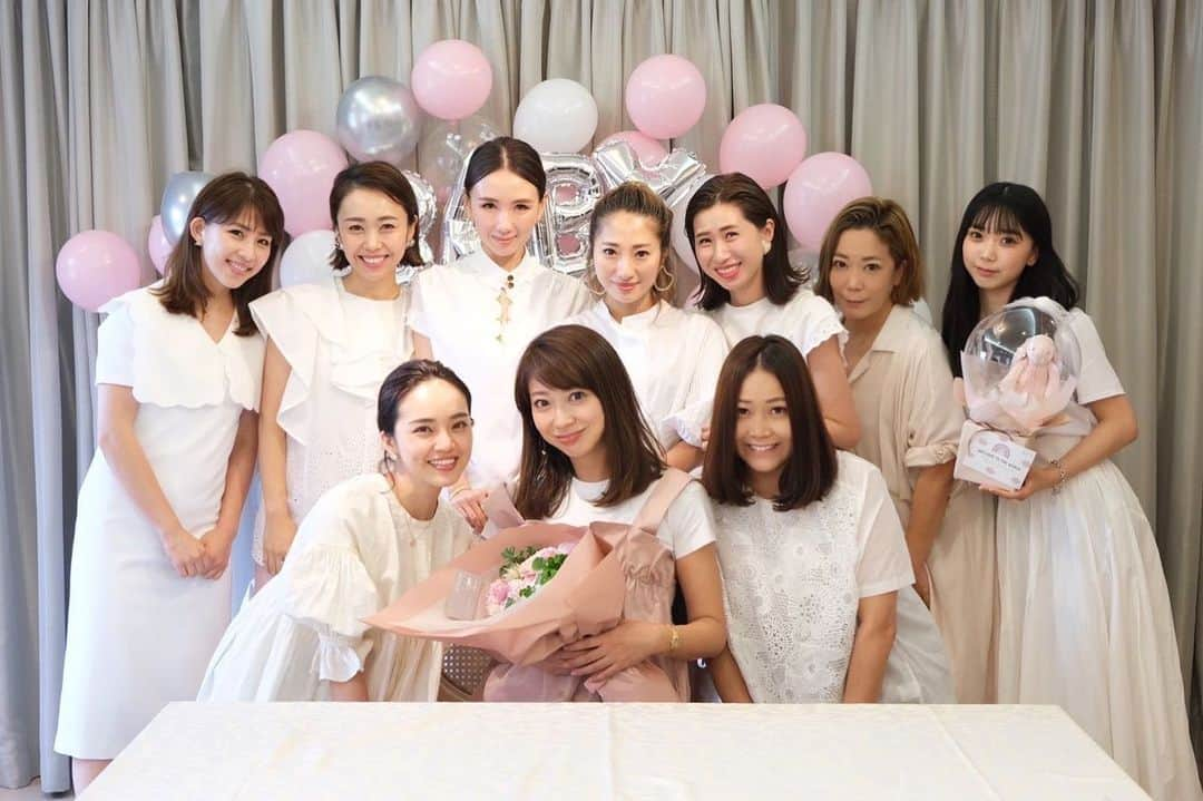 奥田順子さんのインスタグラム写真 - (奥田順子Instagram)「baby shower💕 この日も、サプライズでお祝いしてもらいました。 @amiharunaami は東京🛩 @naomiiiiiiiiiiii は広島から🚄  6年前の息子のbaby showerも同じメンバーがお祝いしてくれて。ただただ感動😭 ホントありがとう〜💕  #babyshower #ベビーシャワー#ホワイトコーデ#ママ友#女の子ママ#時差投稿」8月5日 19時26分 - okuda_junko