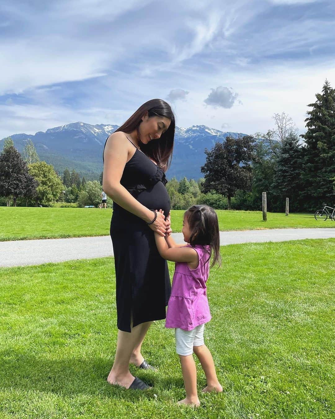 MayaTのインスタグラム：「👶🏻 No.2 is on the way…💕   They say the belly gets bigger faster for a second baby, and it’s true!!  #20weekspregnant #momlife」