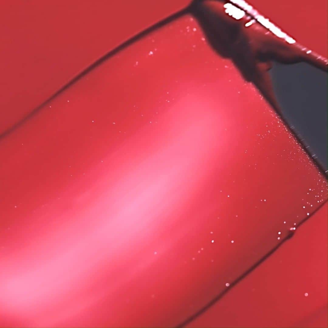 OPERA公式のインスタグラム：「LIPTINT 115 ミスティックレッド（秋の限定色🌙）  陰りを帯びた深い赤に、 冴えた青みを感じる センシュアルな透けるレッド。  ティントに多く起きる色転びがしにくい処方で、時間が経っても塗りたての色が持続します。  8月24日(水) 全国バラエティショップ＆公式オンラインストア発売 @opera_cosmetics  ------------------------------------------------- ■PRESENT campaign❣ キャンペーン期間中にコメントをくれた方の中から抽選で10名様に、秋のコレクションsetが当たります✨ ⌛期間：8/3～9/13 この期間のオペラ投稿にコメントしてね。複数の投稿にコメントすると当選確率UP！お気に入りのカラーを教えてください💄 -------------------------------------------------  #オペラミスティックカラー #オペラリップティント #リップティント #ティントリップ #オペラカラーリングマスカラ  #ミスティックレッド #operacosmetics」
