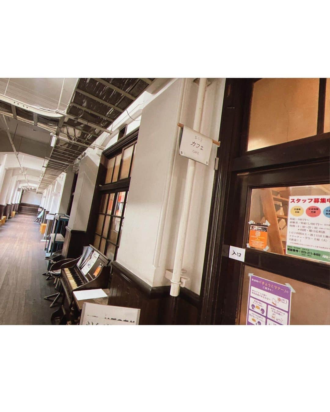 福田朱里さんのインスタグラム写真 - (福田朱里Instagram)「前田珈琲 明倫店 ☕️ ちょっと前に、クリームソーダ部 してきたときの！  閉校した小学校の建物を利用した喫茶店で、レトロな雰囲気とアートが一緒になっている素敵空間でした🫧  京都芸術センターの中だから一瞬入るの迷ったけど、四条駅から歩いてすぐで行きやすかったよ。  クリームソーダ色々あったけん迷ったけど見た目に引かれてこれにしたよ。色可愛くて混ぜるの勿体ないやつーってなりました。レモネード味でおいしかった〜暑くて汗だくボロボロやったけんさっぱりして良かった🍋  コーヒーゼリーも美味しそうやったけん、またコーヒーゼリー部もしにいかなあかん🫢  #クリームソーダ部 #クリームソーダ巡り #クリームソーダ #前田珈琲明倫店 #前田珈琲 #京都カフェ #四条カフェ #京都ランチ #レモネード #京都スイーツ #廃校カフェ #レトロ喫茶 #アート #ノエラ #ノースリーブ #関西旅行 #京都芸術センター #kyotocafe #kyotojapan #kyototrip #kyoto #kyototravel #japanesegirl #japantrip #japantravel #Japan #ootd #STU48 #art #noela」8月5日 12時07分 - akaringo_stu48