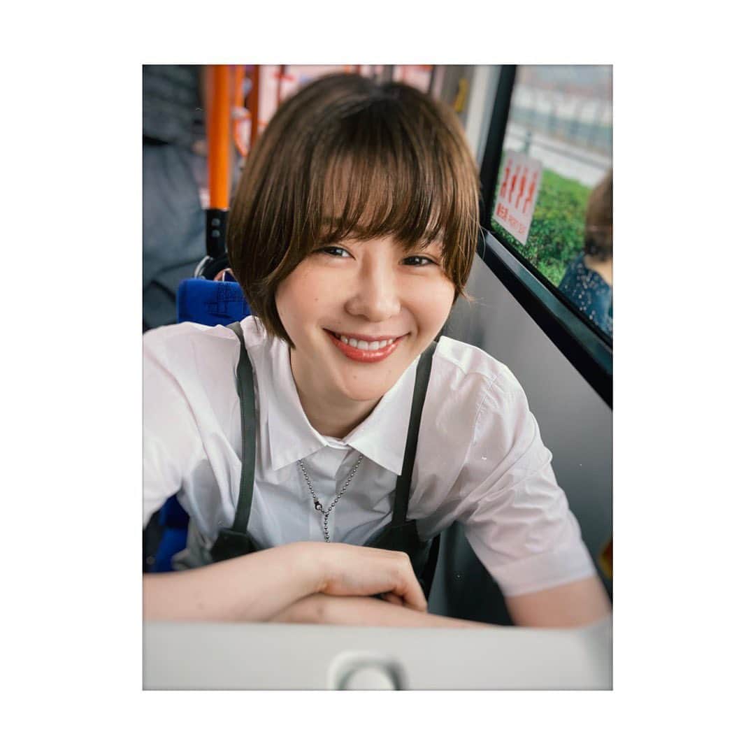 神堂きょうかのインスタグラム：「. . とある撮影にて。. . .  . . 雨で少し気温下がったけど. 寒暖差にはお気をつけを！！. . . . #カルピス飲んでそう #グリーンダカラ派そう #オーガニックしか使わなそう #全て偏見 #この世は偏見 #偏見のない社会へ  #バス #これは本当」