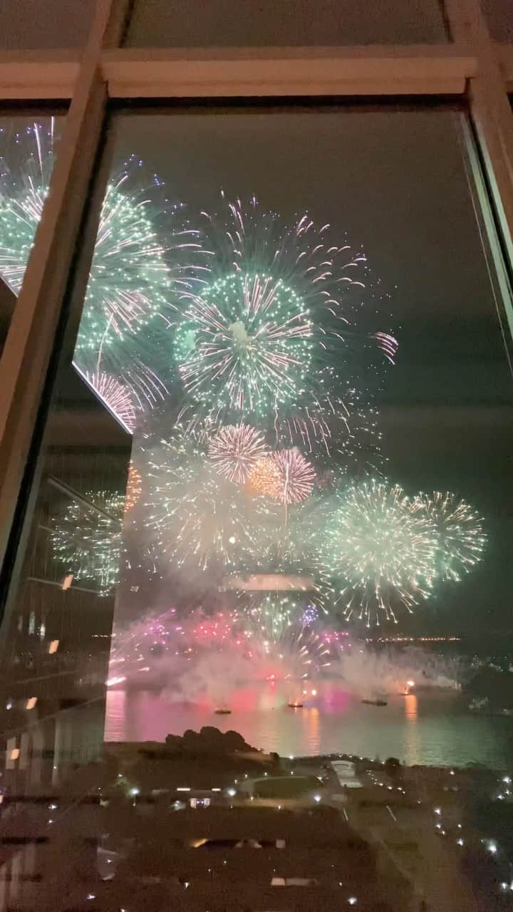 JUNKO（飯田順子）のインスタグラム：「みなとみらい🎆  🍽しながら🎆みれて満足 水上🎆上からみれたし ビル🏙にも反射して綺麗だった☺️ 場面行動だったのに、良い場所で ラッキーだったな🌈  #みなとみらい #みなとみらい花火大会2022 #花火大会 #花火大会デート #花火好きな人と繋がりたい  #景色綺麗 #景色最高 #夏の思い出 #花火大会🎆  #hanabi #firework#fireworks🎆」
