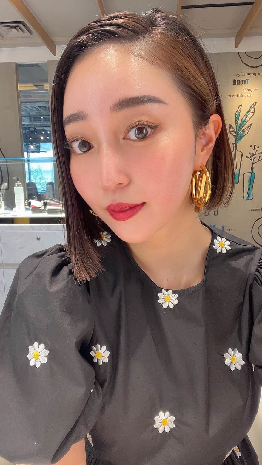 のインスタグラム：「美顔器お試しLIVE🌿 大丸心斎橋7Fの　@artistic_shinsaibashi お店で、 無料タッチアップできるので是非お試ししてみてね💗 私のインスタライブ見たと伝えると タッチアップした方には洗顔とクレンジングのサンプルがもらえます💗🎁 あとは全商品5%OFFになるみたいですよ❣️ ・ ・ #artisticandco  #アーティスティックアンドシーオー」