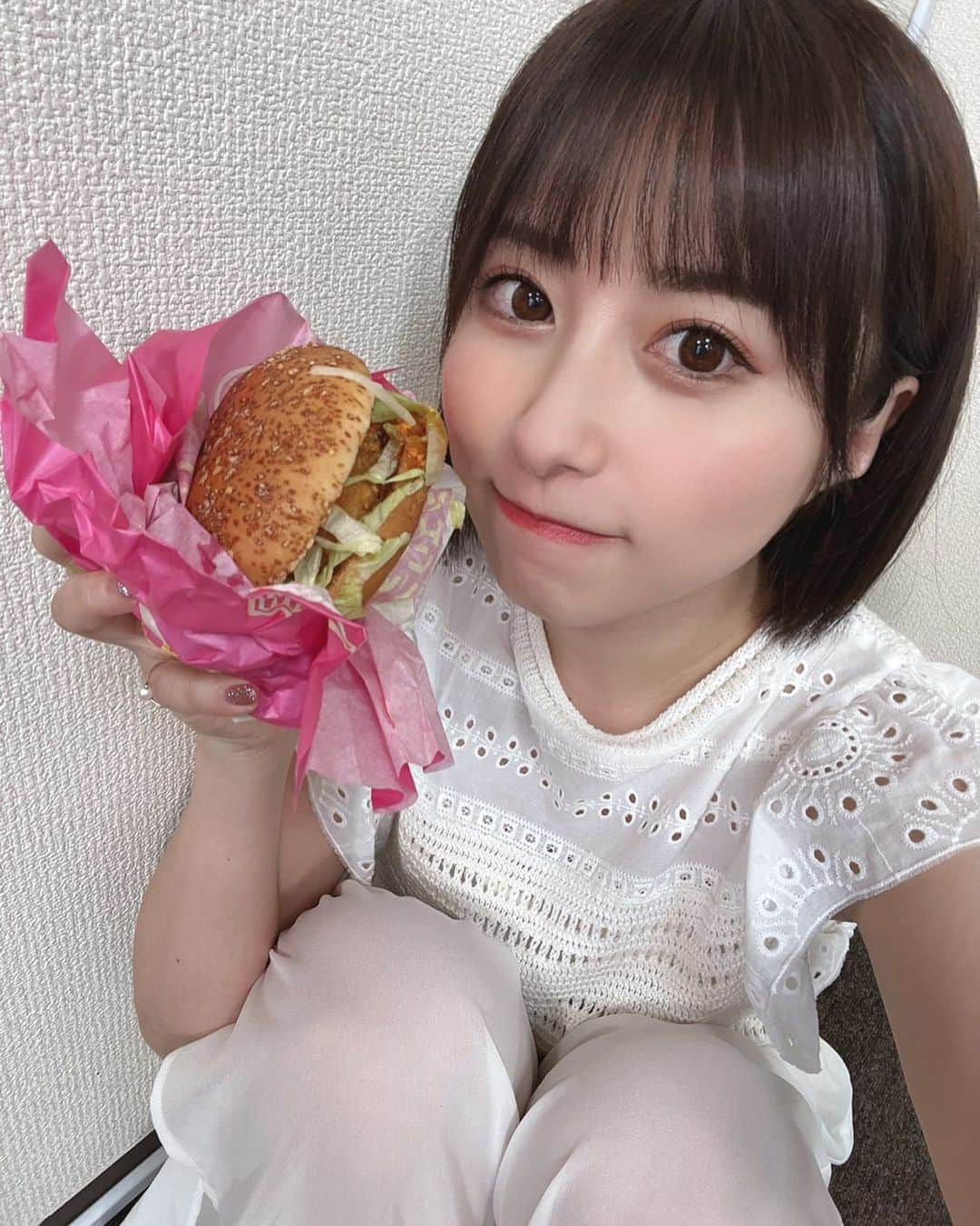 成瀬心美さんのインスタグラム写真 - (成瀬心美Instagram)「🍔  この間の収録の時 ひっさびさに食べましたー✨  やっぱり美味しかったー😂♡  今はマックでハワイアンなメニューが 出ておりまして 大好評だった ガーリックシュリンプバーガーを 食べました❣️  めっちゃ臭くて 美味しかったー🤤💭  はしゃぎながら 無我夢中で食べました🤣  お誕生日イベントまで 遂に1週間切りました！✨どきどき！  9月以降のイベントの予定が 今のところないので 渋谷に来ていただくか 配信でご覧いただくか ぜひぜひお願いします☺︎✨  グッズの通販もやりますからね❣️  会場チケット↓ https://t.livepocket.jp/e/ezkum   配信チケット↓ アーカイブが2週間残りますので 生で見られない方でも🙌 https://twitcasting.tv/loft9shibuya/shopcart/171529  #hamburger #McDonald #🍔 #マック #マクドナルド #やっぱこれだね」8月5日 13時53分 - coco3ndazo