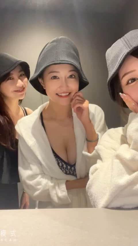 KANNAのインスタグラム：「ブレアのれいねちゃんとしのさんとレディアンスパへ行ってきたよ🧖🏼‍♀️🧖🏼‍♀️🧖🏼‍♀️👙  水風呂💧15℃気持ちぃぃ…→テラス♡→乾杯🍻 みんな初サウナハット可愛かった😂🔔  その後は、お肌ツルツルで、皆んなでお食事同伴🍽 移動中カミナリおっこちて、れいねちゃんの紙袋壊れちゃったり、ドレスびちょびちょ☔️⚡️笑 それもそれで楽しかった🥰  #レディアンスパ　#銀座ブレア　#サウナ女子  #サウナハット #🔔」