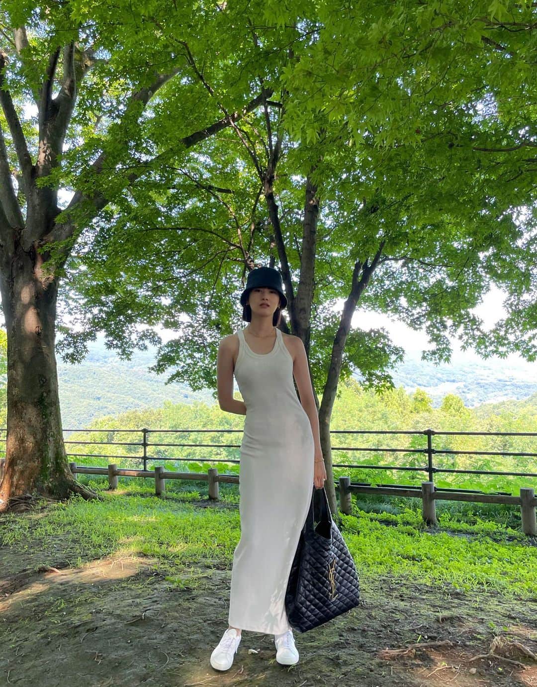 のインスタグラム：「🦢🍃🖤」