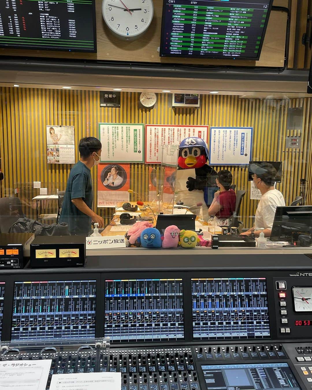 中川家のインスタグラム：「中川家ザ・ラジオショーにつば九郎が来てくれましたー！✨👏 かわいいー！！  #つば九郎  #でかかったなぁ」