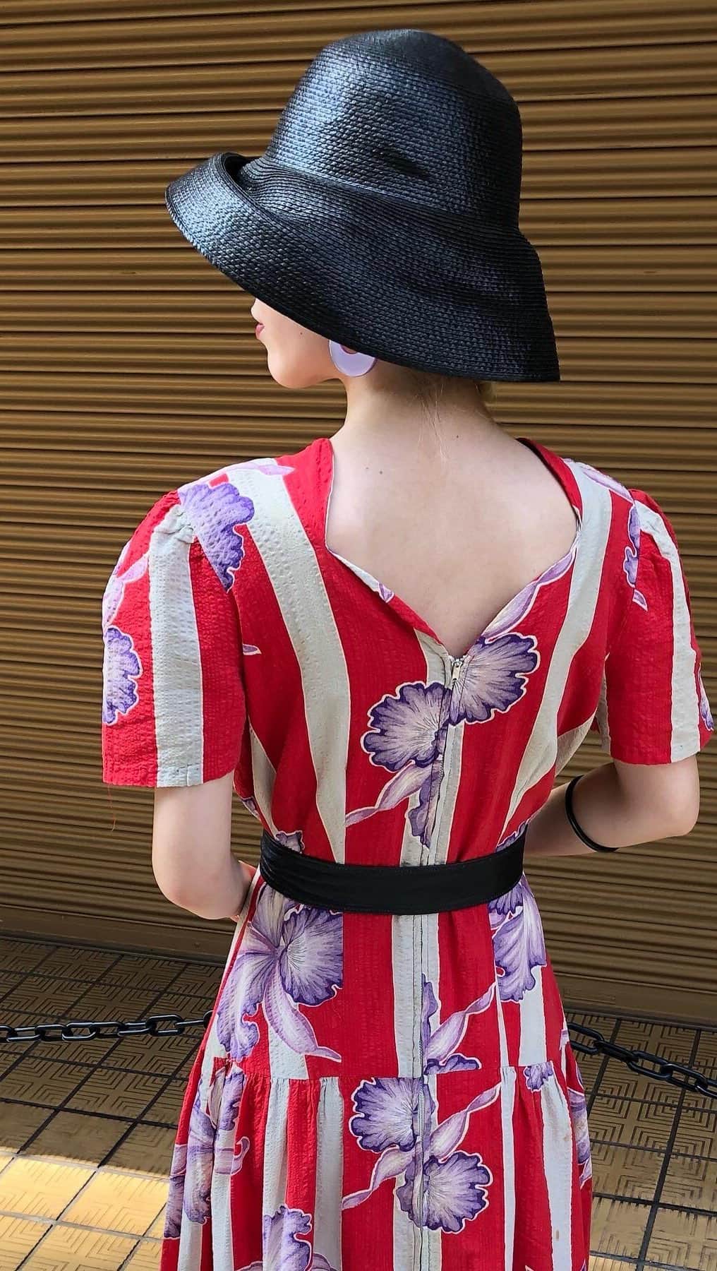 NUTTY Vintage&Collectibleのインスタグラム：「NUTTY堀江本店  ┈┈┈┈┈┈┈┈┈┈┈┈┈┈┈┈┈ 🌺Summer Dress🌺 ┈┈┈┈┈┈┈┈┈┈┈┈┈┈┈┈┈  🍍40's 50's floral flower print long dress 🆕purple foop earrings ☑︎black hat ☑︎black belt ☑︎beads deco sholder bag ☑︎bakelite bangle  着用スタッフ身長：168cm  年代物ですが、なんだか昨今の気分にぴったりな大柄のプリントドレス🌺 大胆な赤のストライプに紫の花柄が描かれたなんとも華やかな一着です。  袖の膨らみや、バックスタイルの美しさにも心惹かれます。  薄く軽やかな生地で、蒸し暑い夏にぴったり！ 是非、さらりと日常に落とし込んでください☀︎  ⭕️SUMMER SALEも開催中です⭕️  ┈┈┈┈┈┈┈┈┈┈┈┈┈┈┈┈┈ 【NUTTY通販について】 ⚫︎SNS掲載商品は通販可能です。お気軽にDMにてお問い合わせ下さい。 ⚫︎＜ONLINE STORE＞http://nutty.theshop.jp/ （プロフィールページURLよりアクセス出来ます） ┈┈┈┈┈┈┈┈┈┈┈┈┈┈┈┈┈  #nuttyvintage #vintage #vintagefashion #vintagestyle #vintageshop  #used #usedclothing #fashion #ootd #ヴィンテージ #ビンテージ #古着 #古着女子 #古着屋 #大阪古着屋 #ファッション #コーディネート #1940s #1950s #1960s #hawaiian #hawaiiandress #vintagedress」