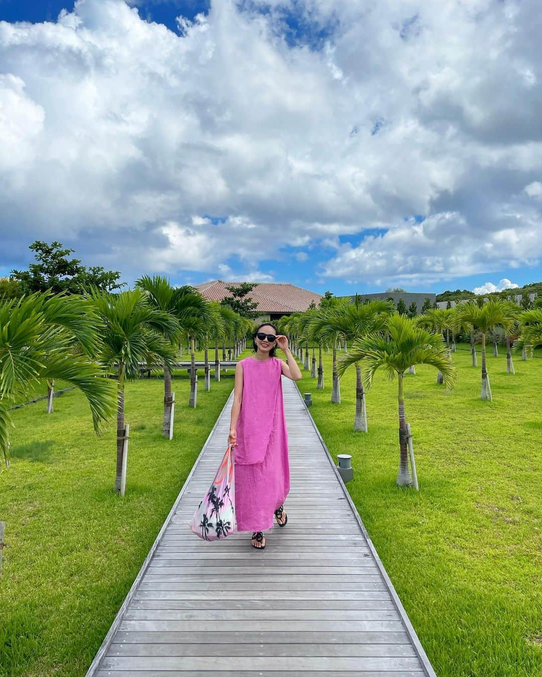 春名亜美さんのインスタグラム写真 - (春名亜美Instagram)「お宿お引越し🌺  敷地が広すぎて、方向音痴の私は毎日本気で迷子。  #ワンピ @fromfirstmusee  #bag @samudra11  #sandals @hermes  ・ ・ ・ #リゾートコーデ #fromfirstmusee #サムドラ #沖縄旅行 #沖縄 #夏休み #星のや沖縄」8月5日 16時38分 - amiharunaami