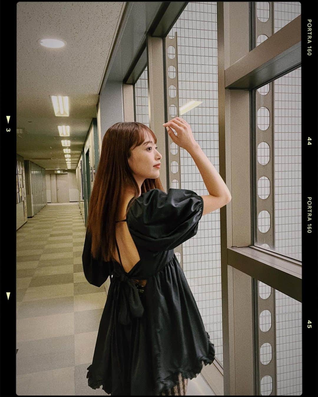 近藤千尋のインスタグラム：「フリフリだけど大人でかわいい黒に🫡💕 背中が丸見えや〜ん！な衣装！笑  ラヴィット生放送 ありがとうございました🐰✨ 今日も芸人さんたちは天才でした❤️  スタッフさんとも 空き時間にお喋りする時間が楽しい🥹 皆優しく相手してくれます✨笑  衣装クレジットです😊  ウェア @farfetchjapan @ceciliebahnsen @songforthemute  アクセサリー @e.m.portrait  シューズ @dianashoespress  みなさん素敵な週末を。。。🥰」