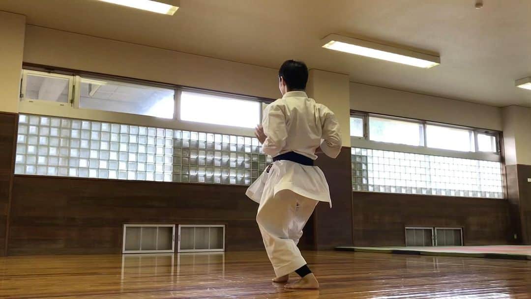 のインスタグラム：「One year has passed since the Olympics.  I wonder how much I've grown since then.  Step by step, so that l can grow stronger and stronger. We will build it up firmly.  オリンピックから一年。  あれからどれだけ成長できたのだろうか。  一歩一歩、確実に強く成長できるように しっかりと積み上げていきます。  #karate#kata#suparinpei#strong#simple#growth#belief #空手#形#成長#目標#信念#スーパーリンペイ」