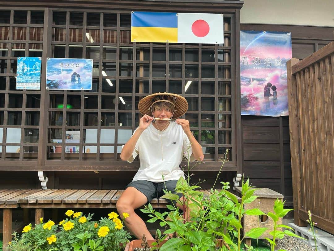 松本歩夢さんのインスタグラム写真 - (松本歩夢Instagram)「ホームタウン応援大使として岐阜県飛騨市に行ってきました！  瀬戸川には見たこともない大きさの鯉ががたくさんいました。ふらっと立ち寄らさせて頂いた味処古川さんは店主の方がとても親切で飛騨のことをたくさん教えてもらいました！ また、この店は映画「君の名は」のワンシーンのモデルとなったお店で、僕も同じ場所で五平餅を食べました。味噌が効いてて美味しかったなぁ🤭 #ホームタウン応援大使 #飛騨市 #岐阜県広すぎ #おすすめ教えてください #fc岐阜」8月5日 17時55分 - a.m6711