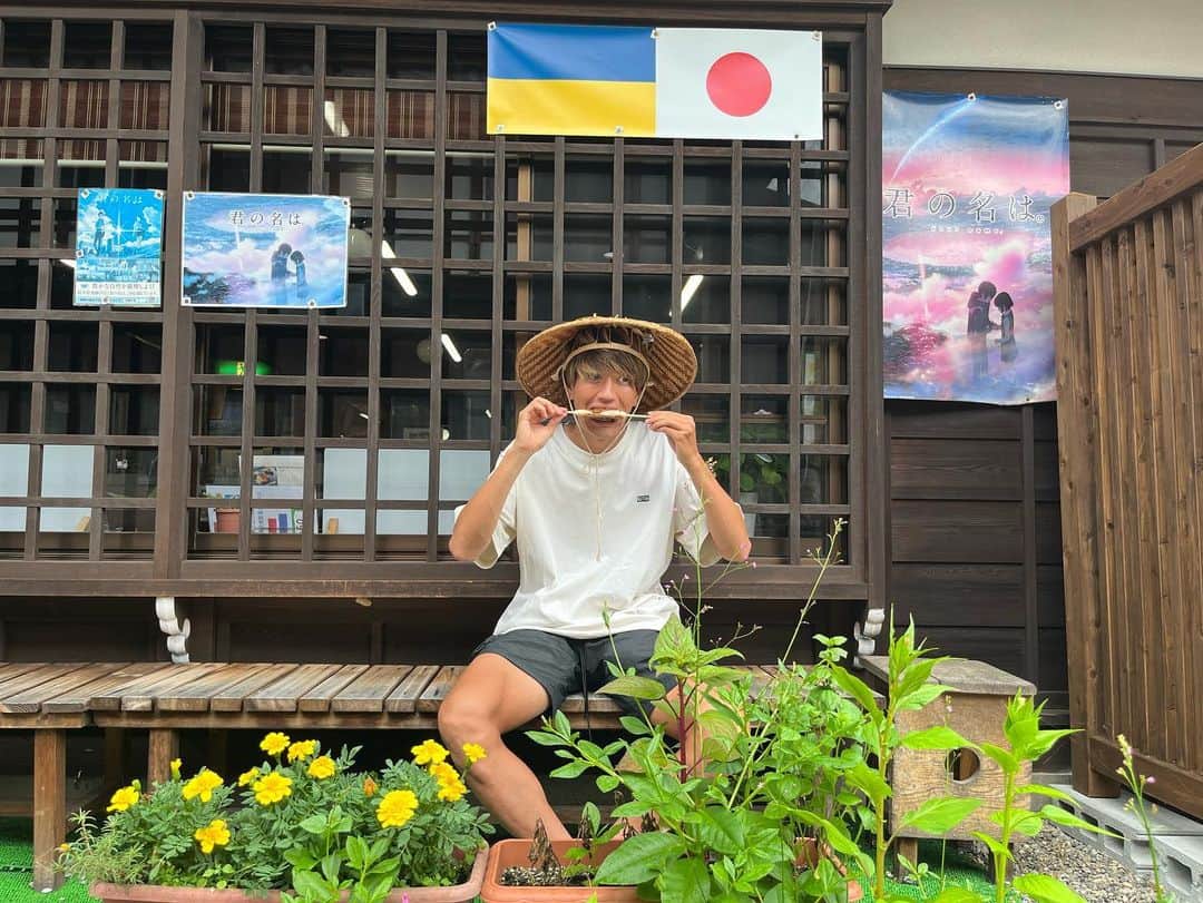 松本歩夢さんのインスタグラム写真 - (松本歩夢Instagram)「ホームタウン応援大使として岐阜県飛騨市に行ってきました！  瀬戸川には見たこともない大きさの鯉ががたくさんいました。ふらっと立ち寄らさせて頂いた味処古川さんは店主の方がとても親切で飛騨のことをたくさん教えてもらいました！ また、この店は映画「君の名は」のワンシーンのモデルとなったお店で、僕も同じ場所で五平餅を食べました。味噌が効いてて美味しかったなぁ🤭 #ホームタウン応援大使 #飛騨市 #岐阜県広すぎ #おすすめ教えてください #fc岐阜」8月5日 17時55分 - a.m6711