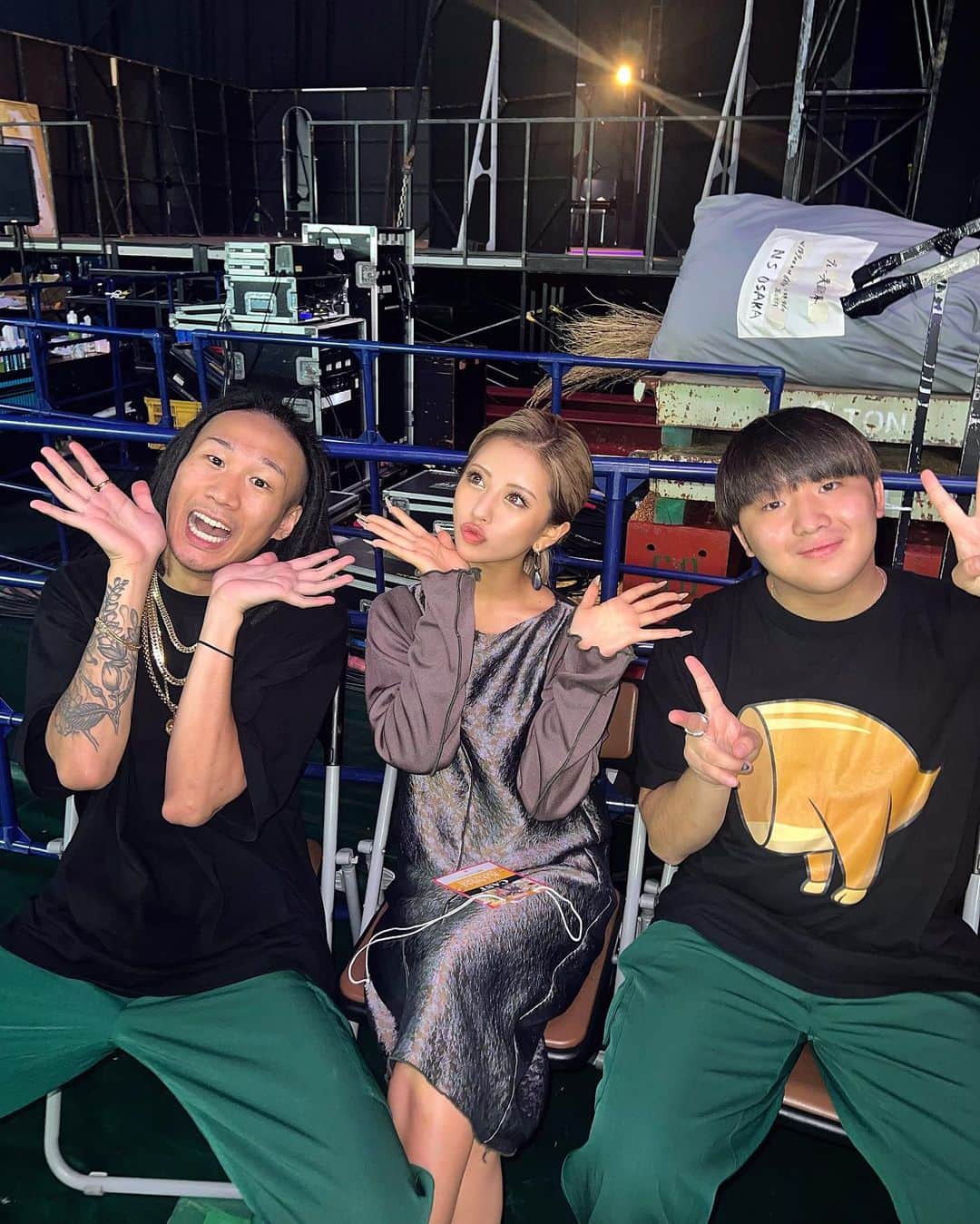 華のインスタグラム：「唯一仲良いマンジ系YouTuber🕺 . . . . . 関コレ2022AWありがとうございました✨  初めて出演させて頂いたのが18歳、 4年目の今もこうしてステージに立てている ことに感謝しています🫶🫶🫶  華組が作ってくれたネームボードも ほぼ全員見つけることが出来たし、 みんなの応援でまたさらに頑張れそうです💓  まともな写真を撮れたのがこの2人だけ ってのもまた今年らしくて良きかなと。笑 . . . . . #kansaicollection2022  #華より楽屋で寂しそうにしてたMY  #両手に花 🍄🍄🍄」