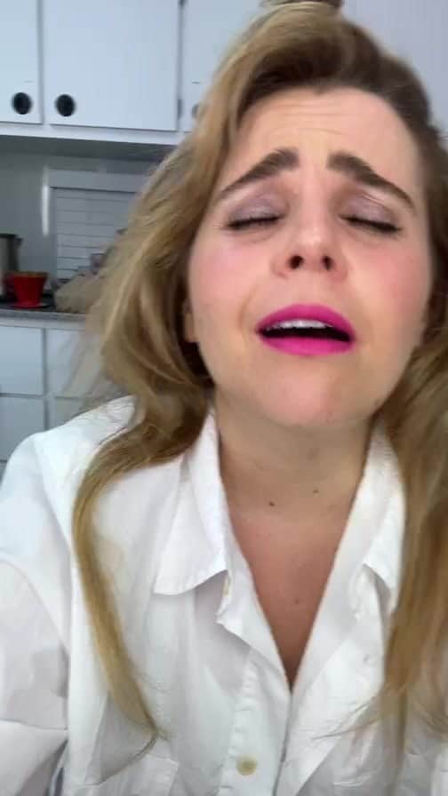 メイ・ホイットマンのインスタグラム：「OOOOOO y’all wanna know why I’m singin!???!?!???! Because I finally finally finally convinced my bff and literal make up hero @juliehewettla to make me my VERY OWN LIPSTICK AND LINER COLLAB!!!!!!!!!!!!! LITERALLY CALLED MAE!!!!!! Lipstick called MAE. liner called LOVE. So when you buy them both together You get the LOVE, MAE collaboration!!!!! Can you believe!? Not even Mentioning how Julie actually modeled the color after me and my “bright spirit of joy” :,))))))) I cried when she surprised me with it :/  Anyway I sort Of thought she was just making it for me as a Little treat but then she was like no sweetheart we are going to SHARE IT WITH OUR FRIENDS and I got So excited because the thought of us all out there wearing this beautiful radiant summer color together and winking at each other on the street made Me lose my miiiiiind  ANYWAY the point is this juicy combo is now available for sale on www.juliehewettla.com wowowoww I’m so honored !!! You can buy them separately or together whatever you want but do me a favor and send us pics So we can make a slideshow of happiness plz plz plz I can’t wait to see you in it!!!!! okay www.juliehewettla.com MY NAME IS MAE」