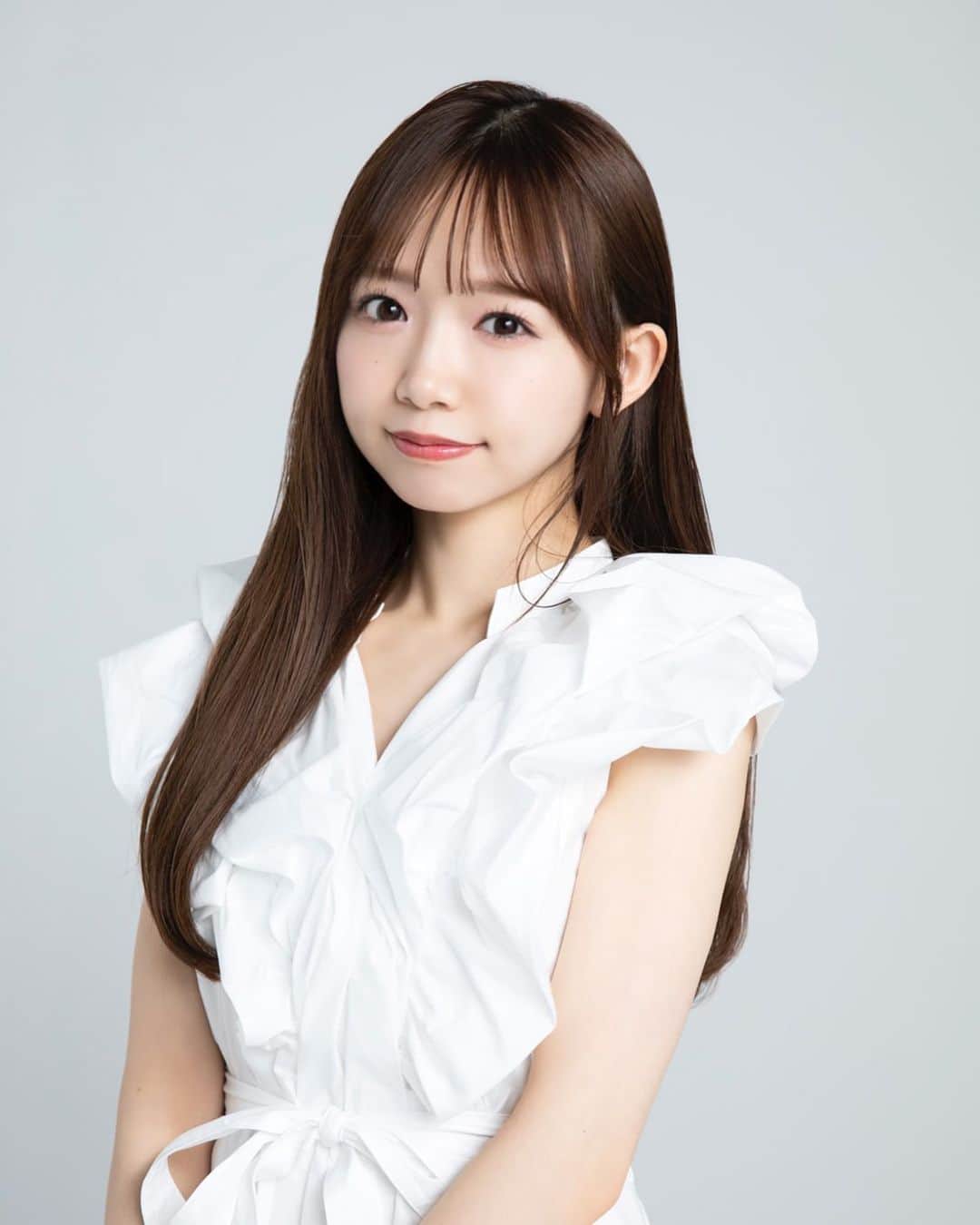 畑美紗起のインスタグラム：「新しいアー写なのです🆕へへ  いつもよりナチュラルなかんじだよぅ どうかな〜？🤍🤍🤍」