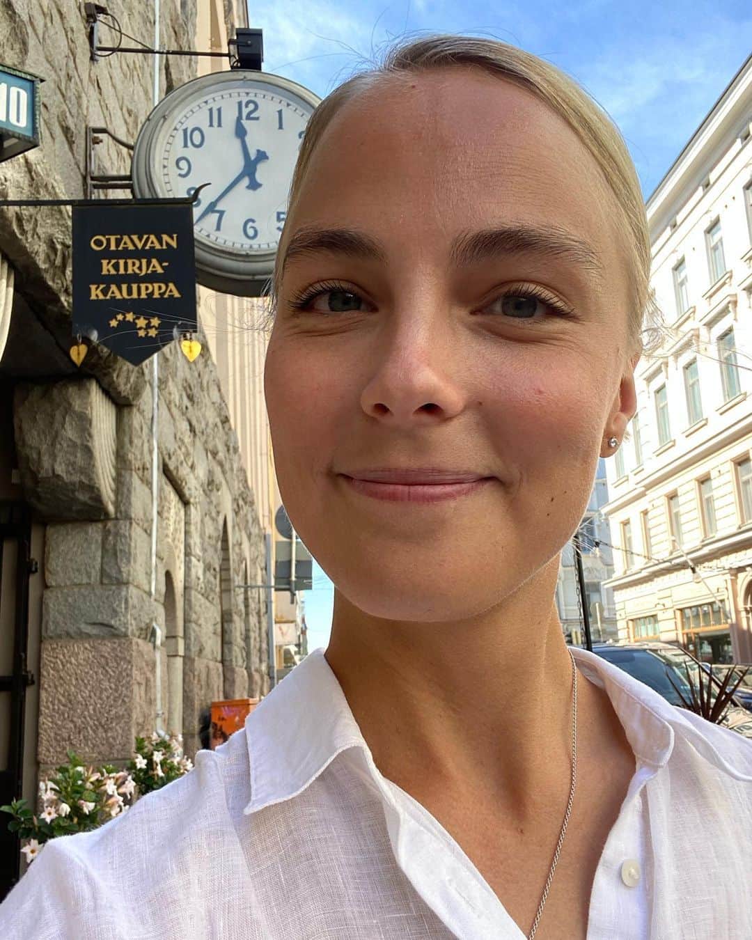 キーラ・コルピのインスタグラム：「Suunniteltiin Otavalla mun uutta projektia…jännää! 💃🏼😽☀️🍬🧚🏻‍♀️🍇📚 @otavankirjat」
