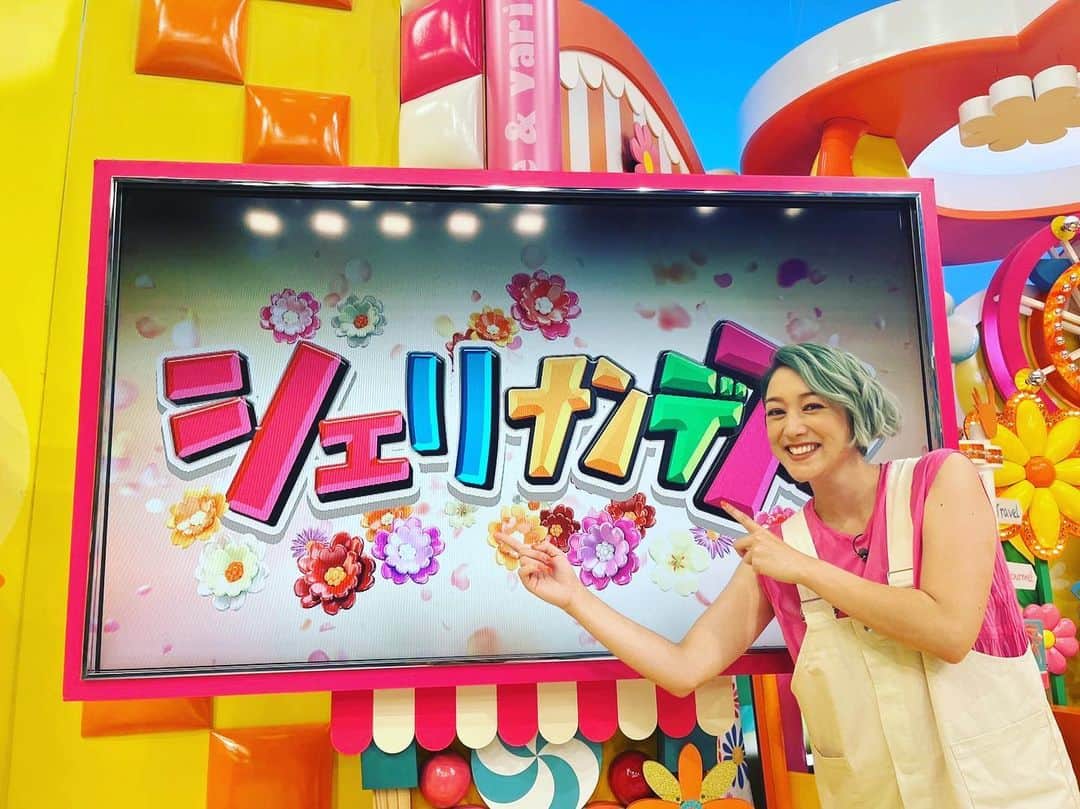 SHELLY（シェリー）のインスタグラム：「夢だった「シェリナンデス！」が今日実現しました💕  見ていただけましたか？！ 始まりの挨拶とか、ニュースルームへのふりとかめちゃくちゃ緊張しました笑笑  よし。少しづつ乗っ取ってくぞ…😏  あ、来週からは大将が戻ってのヒルナンデス！復活です😂」