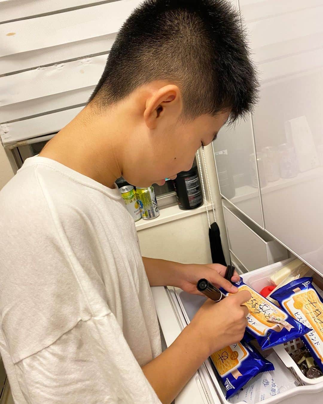 のインスタグラム：「【兄弟あるある】 アイスを買ってくるとすぐに名前を書く…w ⁡ 一日一回は 『あのアイス食べたの誰！？』 という会話が飛び交うので、書いてくれた方が平和だな…😅 ⁡ 私も名前書いておこーっと✨ ⁡ #brother4 #YouTuber #だいちゃん #兄弟あるある #親子あるある #アイス争奪」