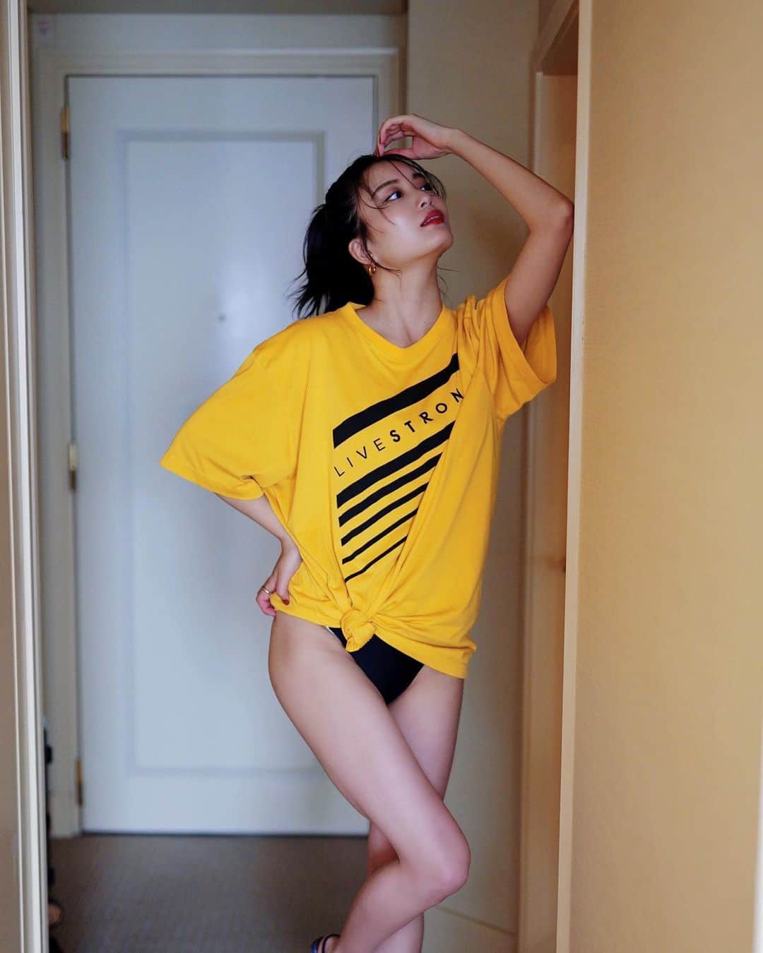 のインスタグラム：「🐝🐝🐝 YouTube更新したよ🫶 見てねーー！🥹  #followforfollowback #fashion #followmeplease #shooting #blackdress #shein#fashion #dress #likeforlikes #l4l #instagood #makeup #swimwear#hotel#summer #rainyday #bikini#yellow#tshirt」