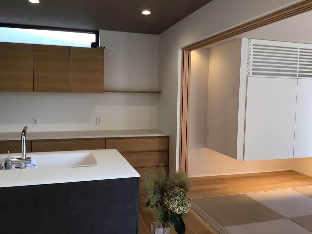 ナカムラ建設のインスタグラム：「明日から完成見学会です。 ご施主様の　好きをいっぱい詰め込んだ　緑もいっぱいの家です。 感染対策に十分気をつけて お待ちしております。」