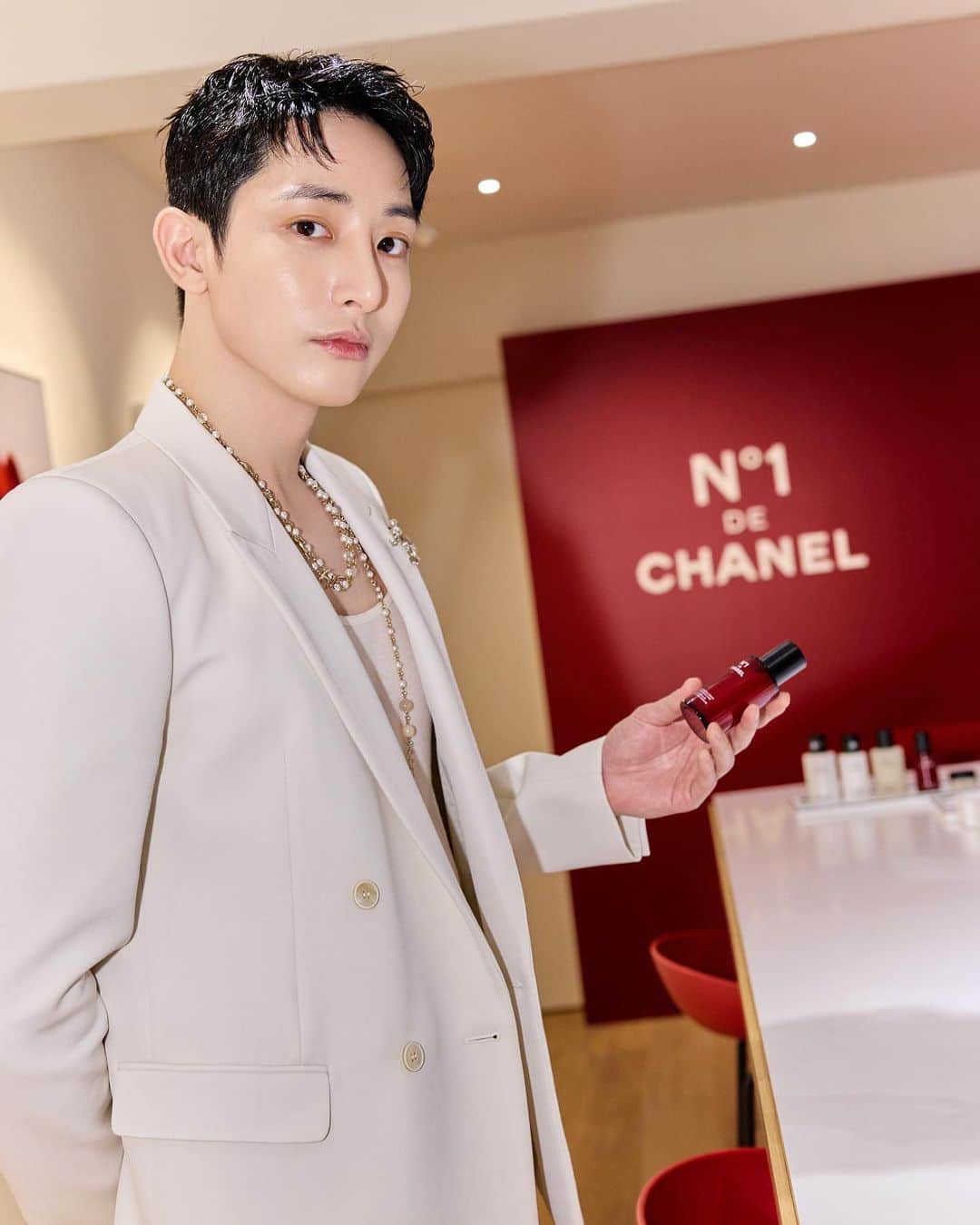 イ・スヒョクのインスタグラム：「@CHANEL.BEAUTY.KOREA  #광고 #N1DECHANELGARDEN  #레드까멜리아세럼」