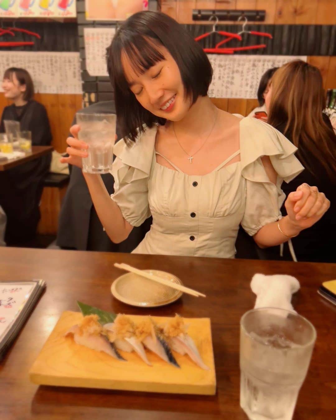 高嶋香帆のインスタグラム：「酔う前の、一杯目の乾杯で溢れる笑み👼笑 この瞬間が一番楽しい🍻  おしゃれなカフェへ行った後、 近くの大衆居酒屋へまきちゃんと移動した時の写真です。 @isso_maki315   私たちはやっぱりこっちが楽しいねと居酒屋でキャッキャしてました👶  洋服はカフェに合わせて外行き用💁‍♀️  #居酒屋 #居酒屋女子 #居酒屋好き #大衆居酒屋 #japanesegirl #japanesefood #japantrip #芋焼酎 #ボブ #ショートボブ #日本酒女子」