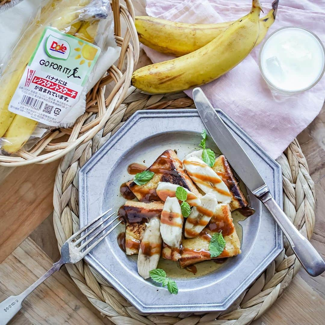 ひとみのインスタグラム：「夏休みの朝ごはん🍽  休み中はいつもより朝もゆっくり過ごせるので、久しぶりにフレンチトースト🍞  様々なダイエット方法や、体にいい食べ物情報が飛び交う昨今。 情報に流されて、糖質抜きダイエットなど色々と試してはみますが、40過ぎたら本当に何をしてもあまり変わらないし😅 情報に翻弄されすぎているなぁと思う事が多々あります。  そんな中、最終的に行き着いた答えは  何でもバランスよく。 偏らず。  食事は美味しく楽しくが1番ですよね🤣💓  それでも少しだけ意識する事は腸活について。 やっぱり腸の流れが滞ると肌が荒れたり、何よりイライラするっ.ᐟ .ᐟ .ᐟ そうでなくても夏休み。 毎日子供達の勉強みたり何かとイライラするっ.ᐟ .ᐟ .ᐟ🤣  最近見かけるようになったドールのバナナに書かれている レジスタンドスターチ という言葉。 なんだろと思って調べたら、腸の働きを整えてくれる難消化性でん粉の事でした。  お米や小麦などの穀類やいも類に含まれる代表的な糖質が、デンプンです。 この数年、糖質は悪とされがちですが、デンプンの中には消化・吸収されずに食物繊維と同じ作用を発揮し、太るどころか健康に役立つものがあることがわかってきました。 それが難消化性のでん粉、レジスタントスターチ.ᐟ .ᐟ .ᐟ  そんなレジスタントスターチが含まれていて、手軽に食べる事ができるのがバナナ.ᐟ🍌 バナナを1日2本食べる事でお腹スッキリ.ᐟ .ᐟ .ᐟ  バナナといったらDoleを思い浮かべるのではないかと思います🍌 Doleのバナナは味が濃くて、深みのある甘さが美味しいし、食べごたえがあるので腹持ちもいいですよね🍌♡  そんなDole @dole.sunshine.jp  がDoleバナ活1日2本！キャンペーンを実施中.ᐟ .ᐟ .ᐟ PR ↓↓↓ https://www.dole.co.jp/our-company/news/2022/news_0705.html  ドールのバナナを合計250円（税込）以上購入した方から抽選で50名様に、マッサージボディーローラー「キュートボディ ハード」がプレゼントされるそうですよ.ᐟ .ᐟ .ᐟ  バナ活に関する情報はDoleさんのアカウントをチェックしてみてください @dole.sunshine.jp  #ドールバナナ #Doleバナ活1日2本 #レジスタントスターチ #スッキリ #ドールバナ活1日2本」