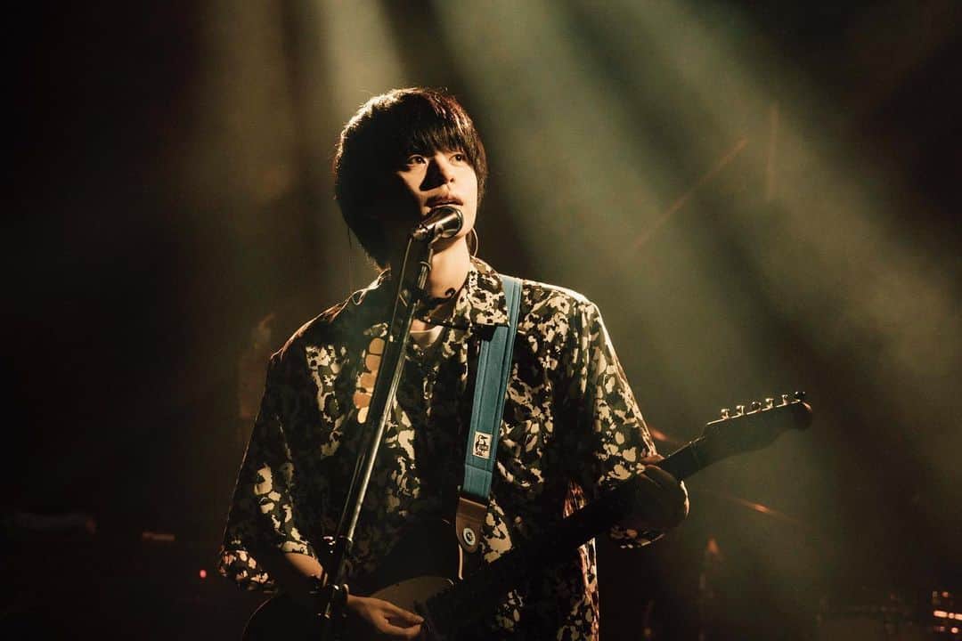 のインスタグラム：「2022.7.28 one man live tour 2022 "Memory" at SHIBUYA CLUB QUATTRO  初ツアー、どの公演も本当にいい時間で最高でした。 温かくて、優しさに満ち溢れていて幸せでした。 またツアーでみんなに会えるように、 これからも精一杯やっていきます。ありがとうございました！  photo by 横山マサト（@yokoyamarock）」