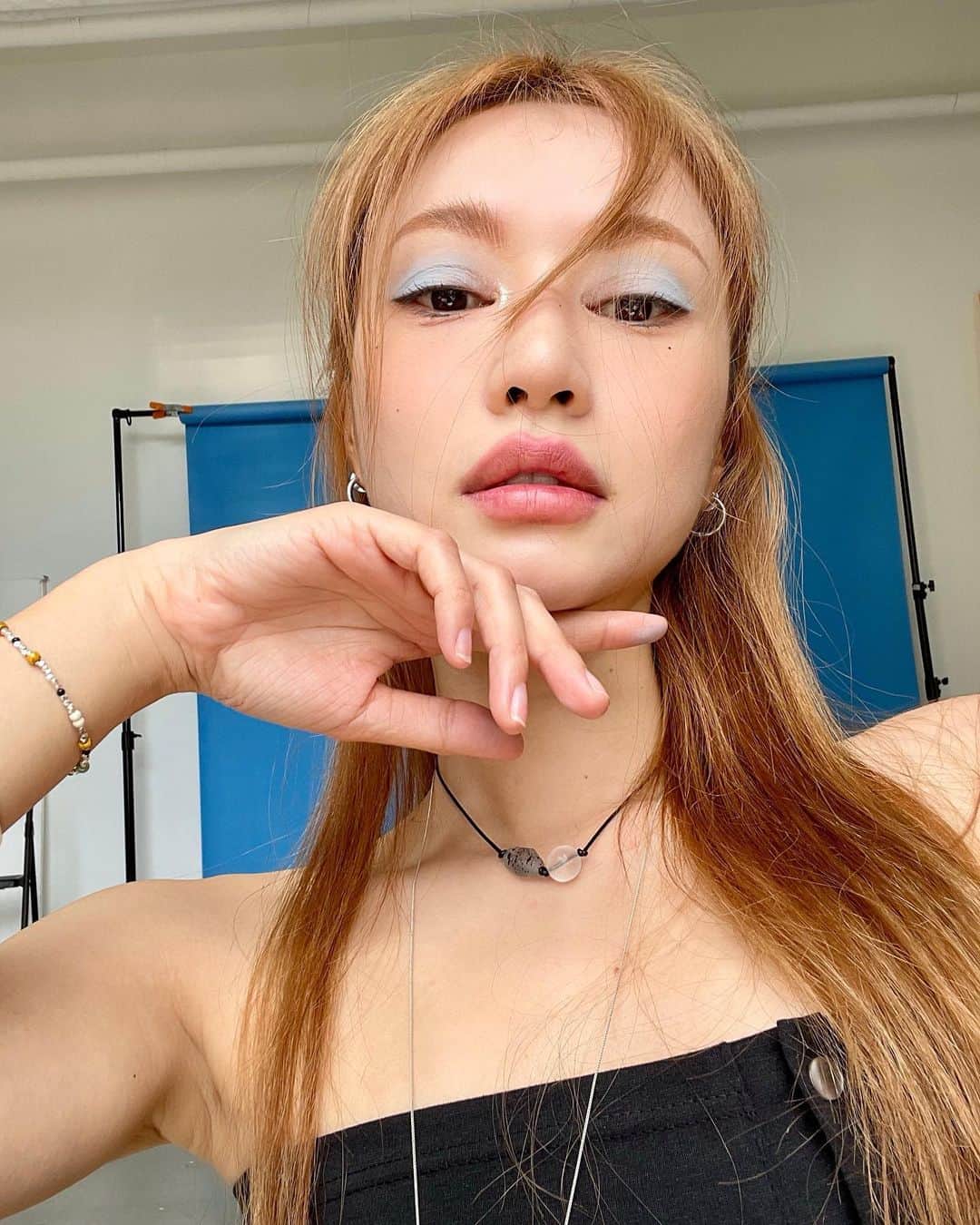 パク・ソラのインスタグラム：「신제품 미리 발라보기😜💙💙💙@houseof3ce」