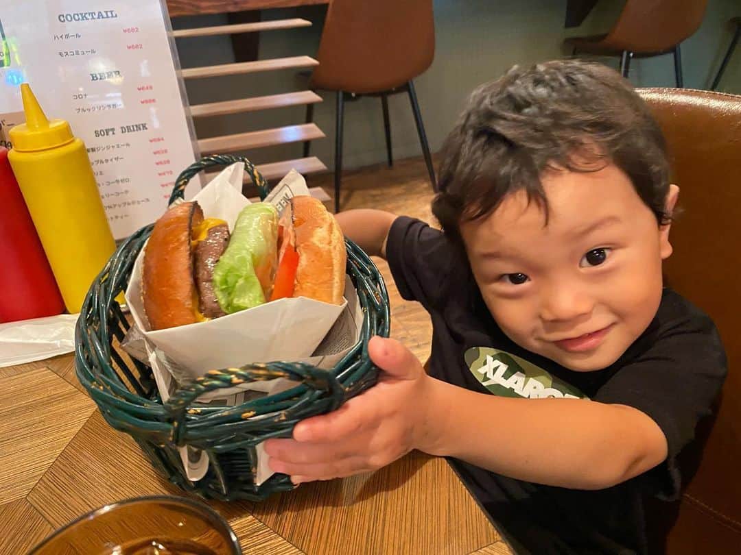 江原千鶴（エハラチヅル）のインスタグラム：「ハンバーガー屋さんに行った時の写真。  すぐふざけるうたくん😂  映え大好き三姉妹❤️  #エハラ家 #あー夏休み」