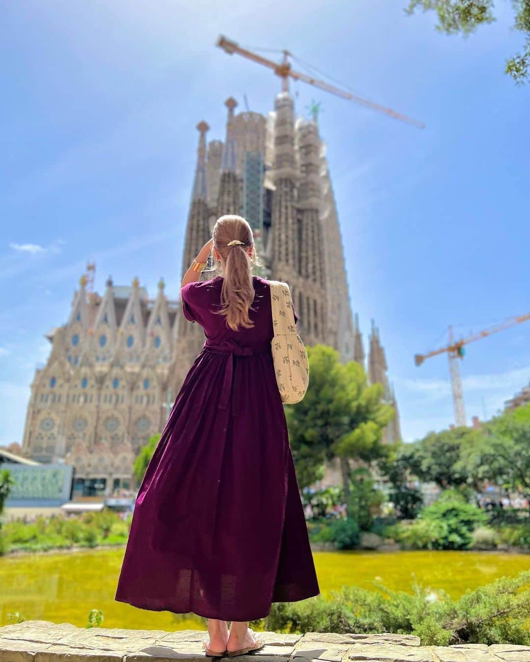 入山杏奈のインスタグラム：「夢がひとつ叶いました…！✨ それは📍サグラダ・ファミリア に行くこと。  いつかこの目で見てみたい、と何年も思い続けてました。 バルセロナに着いてから遠目には何度も見ていたけれど、いざ目の前にしてみると言葉には表せない感動が…🥺🤍 夢って願えば叶うんだなぁ。そう思った瞬間でした。 内観については何も知らなかったんだけど、 なんと日本語のガイドもあって📻！ この建築のなにが素晴らしいのか、ガウディがどんな思いを込めて設計したのか、そういったことを詳しく知ることができました。感無量。  📍カタルーニャ音楽堂 もバルセロナが誇る世界遺産のひとつ。 すごく大きく、かつ繊細なステンドグラスが印象的でした🫧  最終日のディナーは海沿いのレストランで 最高の雰囲気で最高のパエリアをいただきました🥘🍷 食べ終わってもまだ空がほんのりと明るく、幸せな気分でした⛵️♡  というわけで、わたしのスペイン旅はここまでです🥲！ ずっと天気もよくて、ご飯もお酒もすっごく美味しくて、歴史的建造物がたくさんあり、芸術的にも豊かな国で、、、絶対に絶対にまた戻ってきたい場所になりました。  滞在中にたくさんストーリーを更新していたんですけど ハイライトに残しておくので(プロフィールから見られます◎) ここ数日の投稿とあわせて、スペイン旅行へ行かれる方の参考になれば嬉しいです🥰！  @gospain.jp #スペイン政府観光局 @palaumusicacat @salmarbarcelona  #スペイン #spain #スペイン旅行 #visitspain #バルセロナ #barcelona #サグラダファミリア #sagradafamilia #カタルーニャ音楽堂 #palaudelamusica #palaudelamusicacatalana」
