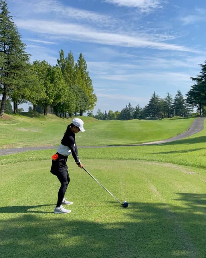 坪井ミサトのインスタグラム：「\ベスト更新⛳️⛳️/  ということで、 87→81❤️‍🔥 大幅にベスト更新しました✨  距離は少し短めですが、 戦略的なコースだったので ここでベスト更新は嬉しい☺️✨  やっぱりアプローチ、パターは大切だなーって 改めて思いました🥹  もちろんドライバーも大切👀  まだ課題はたくさんあるので コツコツ練習です😀  とりあえず次の目標は70台と レギュラーティーから80台💪🏻  この日は暑すぎたので 珍しく、日焼け対策しました😂 やっぱり肌出す方がウェアが映える🥺  月3回のレッスンは できるだけ行くようにしています！ 先生が優しくて、面白くて、 的確なアドバイスをくれるので 続けられています✨ 早く報告しないとだ！！ @do1golf_bymab   wear→ @irishman.jp   #golf #golfgirls #golfwear #irishman #ゴルフ女子 #ゴルフ #ゴルフウェア #ゴルフ場 #ゴルフスイング動画 #ゴルフ好き」