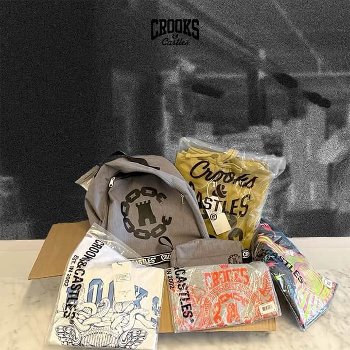 のインスタグラム：「BACK TO SCHOOL MYSTERY BOXES OUT NOW📦💥 LIMITED QUANTITIES AVAILABLE-DON’T MISS OUT‼️  ➡️crooksncastles.com  #crooksmysterybox #crooksandcastles #crooksncastles #streetwear #jointherulingelite #streetstyle」