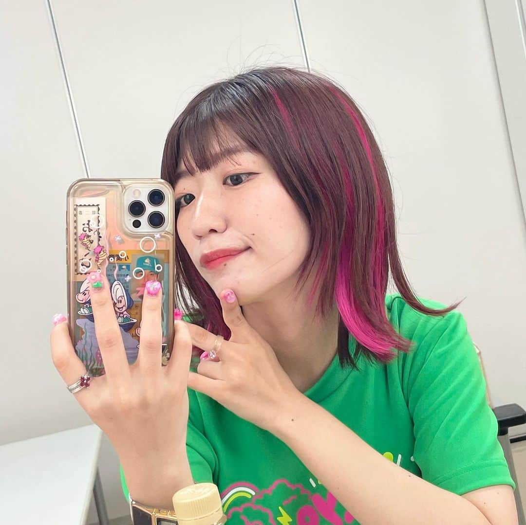 ぱいぱいでか美のインスタグラム：「でか美祭まであと3日🍡 . あと3日って書いてびっくりしちゃった あと3日なんだ！！！！！！！ タイムテーブルも公開したよ！！！！！ コラボゲストで大森さんが出てくれます🥰 というわけでインナーカラーの分量増やして ピンクましましで気合い入れていきますよ💖 髪の毛普通におろしててもピンク見えるくらいにした💖 Spicaの中田さんいつもありがとうございます！ . そして今日はTIFでMCでした！ 明日もTIFでMCします！ . #でか美ちゃん #でか美祭 #Spica #インナーカラー #TIF2022」