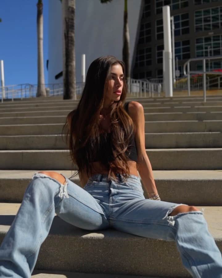 アネラ・サンガラのインスタグラム：「Let’s take a stroll 🛴  @voozhydrate #voozhydrate」