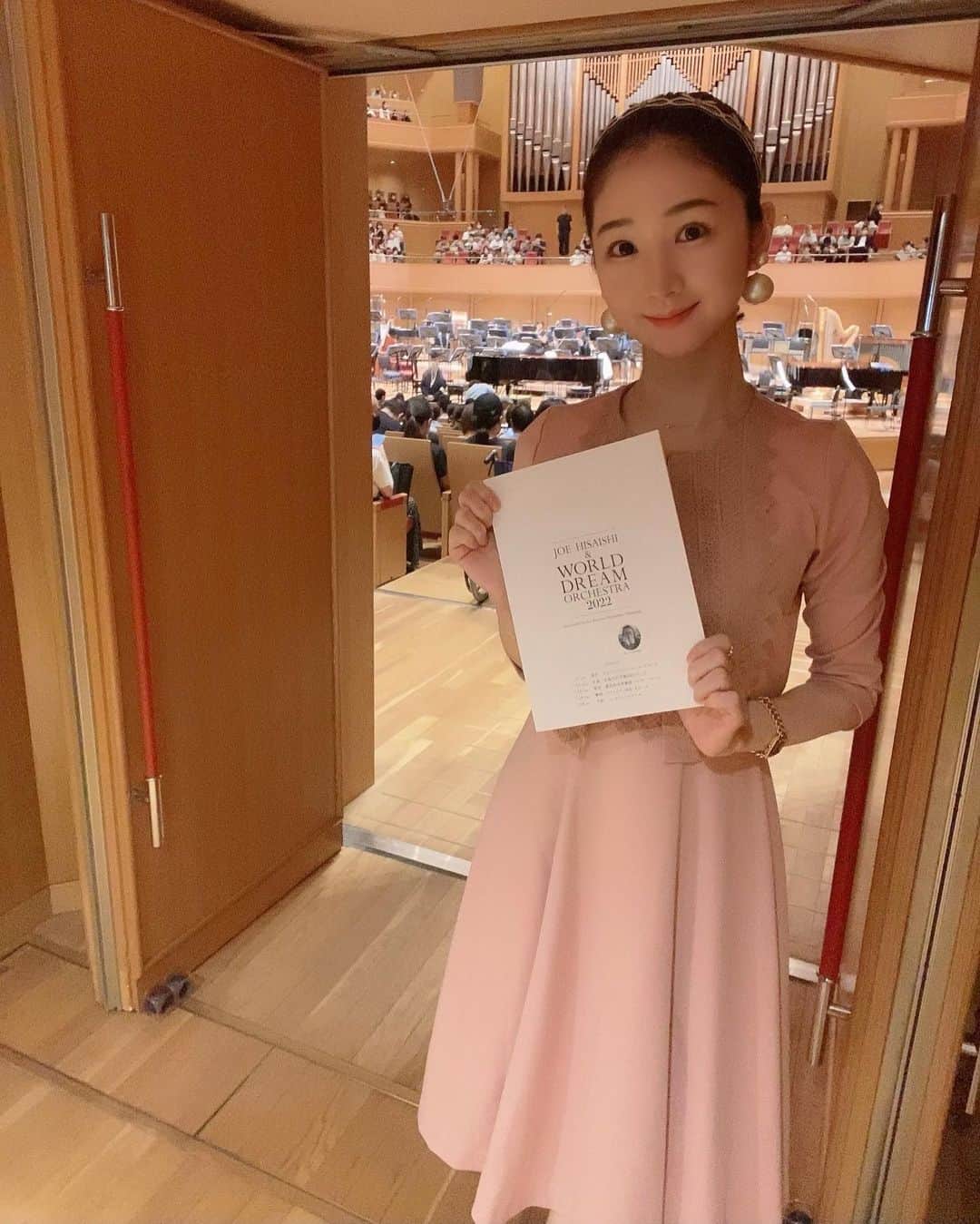 奈々子のインスタグラム：「大暑も末候 今年はコンサートホールで暑気払い🎐 待ちに待った久石譲さんのワールドドリームオーケストラ🎹 コロナ禍前の2019年ぶりです…！  水の旅人の指揮、ティンパニ、大好き‼︎♡ アンコールの久石譲さんのピアノ伴奏はこの時期にぴったり One Summer's Day、今回交響組曲になっていたporco rossoは、実は前回のアンコールでピアノ独奏で聴きました…🫶🏻  ちなみにファンが多い楽曲Summer、これは11年前のコンサートで聴いてるんです☆ これは私の一生の宝であり自慢です☆笑  この日は今年で1番濃厚な2時間 ありがとうございました。♡  #久石譲ワールドドリームオーケストラ」