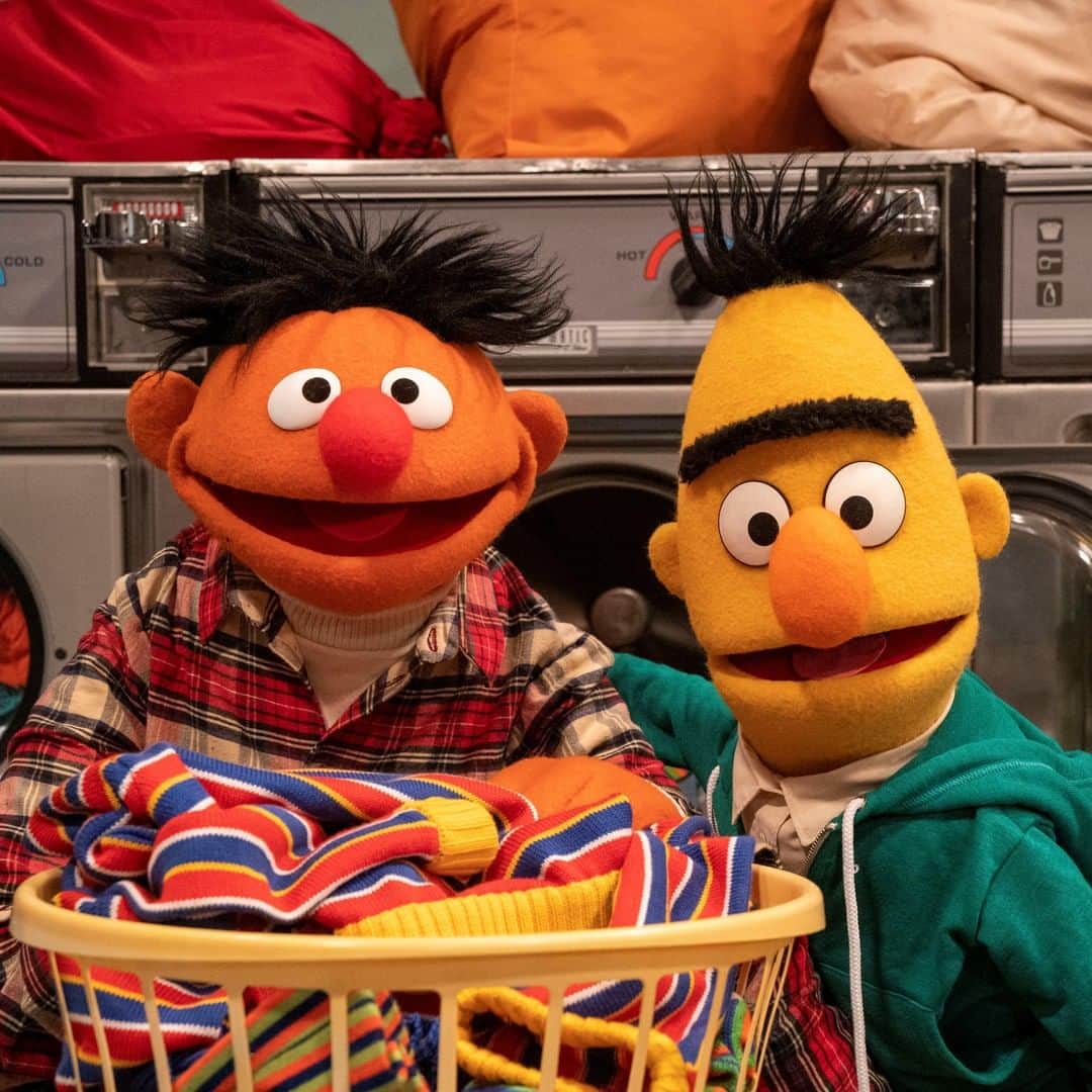 セサミストリートさんのインスタグラム写真 - (セサミストリートInstagram)「It's laundry day for Bert and Ernie! We bet they're having loads of fun!」8月5日 23時30分 - sesamestreet