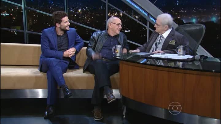 ルアン・マドソン・ゲデオン・デ・パイバのインスタグラム：「Hoje acordamos tristes com a notícia da despedida do grande Jô Soares. Uma pessoa que encantou o Brasil, exemplo e ícone para todos nós.  Guardo com muito carinho essas palavras do Jô durante a entrevista com o @danieldeoliveiramor!   Vá em paz Jô! Nossa eterna admiração por você… Beijo do baixinho! 😢👏🏼」