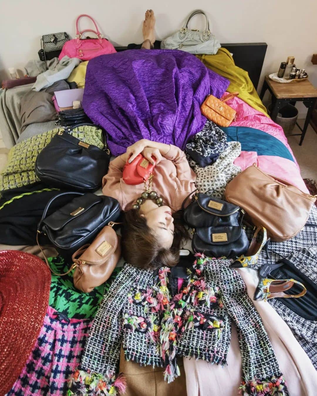 Yoshiko Kris-Webb クリス-ウェブ佳子さんのインスタグラム写真 - (Yoshiko Kris-Webb クリス-ウェブ佳子Instagram)「photography Kyoichi Tuzuki @marcjacobsjapan 洋服に埋もれるように暮らす人々を取材した都築響一さんの著作『着倒れ方丈記 HAPPY VICTIMS』をもとに、自宅で撮影してもらいました。約20年分のマイコレクションとともに、マーク・ジェイコブスの新作バッグCLASSIC Qに囲まれて。夢のような撮影でした。」8月5日 23時46分 - tokyodame
