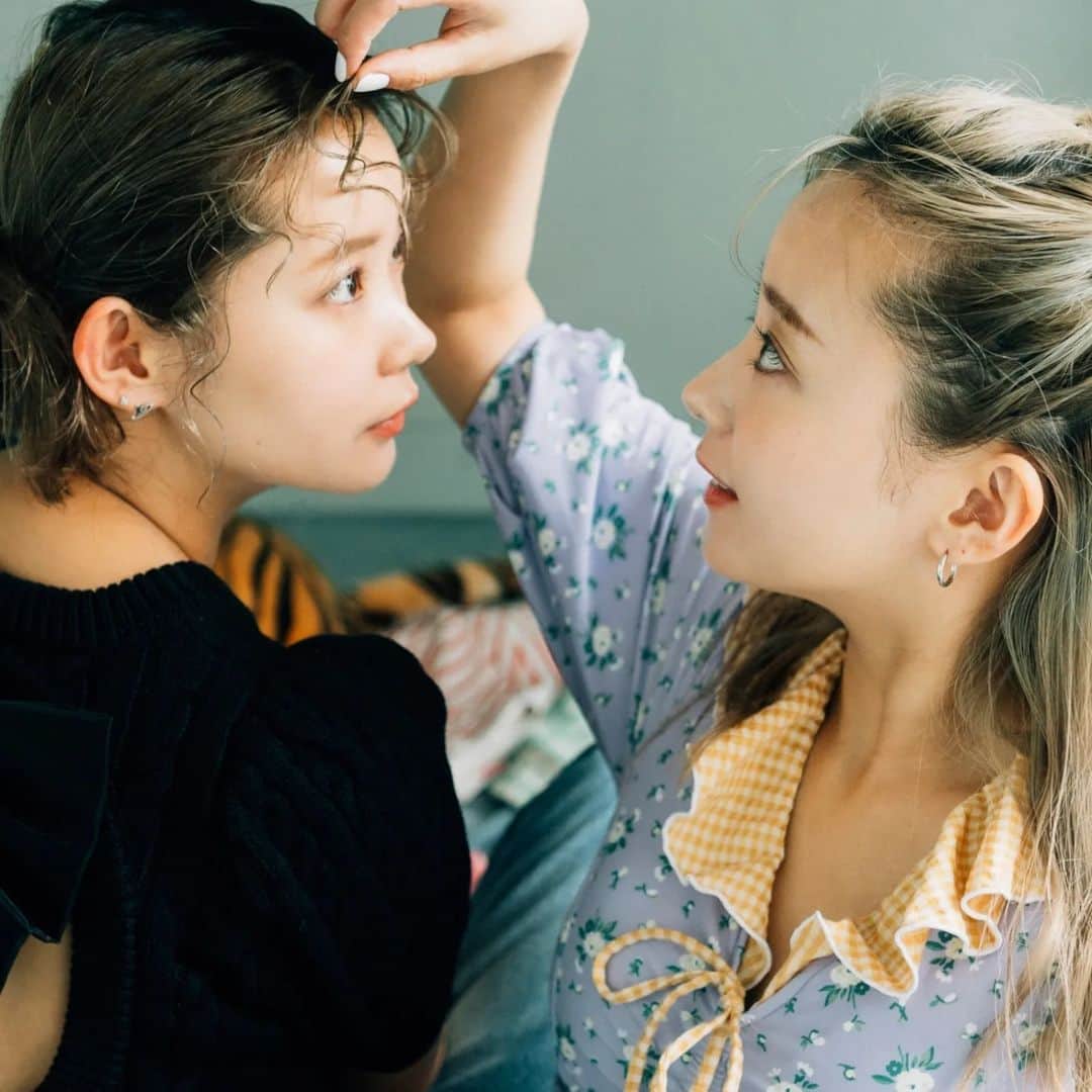 mam（まむ）のインスタグラム：「Twins🧸  めちゃくちゃ姉妹っぽい写真でお気に入り❣ 写真は久しぶりに @taikipizza さんにとってもらった🥵💞 スタジオも可愛くて、メイクも可愛くしてもらって、よい撮影でした🙇🏻‍♀️🙇🏻‍♀️🙇🏻‍♀️  #twins#fashion#makeup #照片#赞#非常好」
