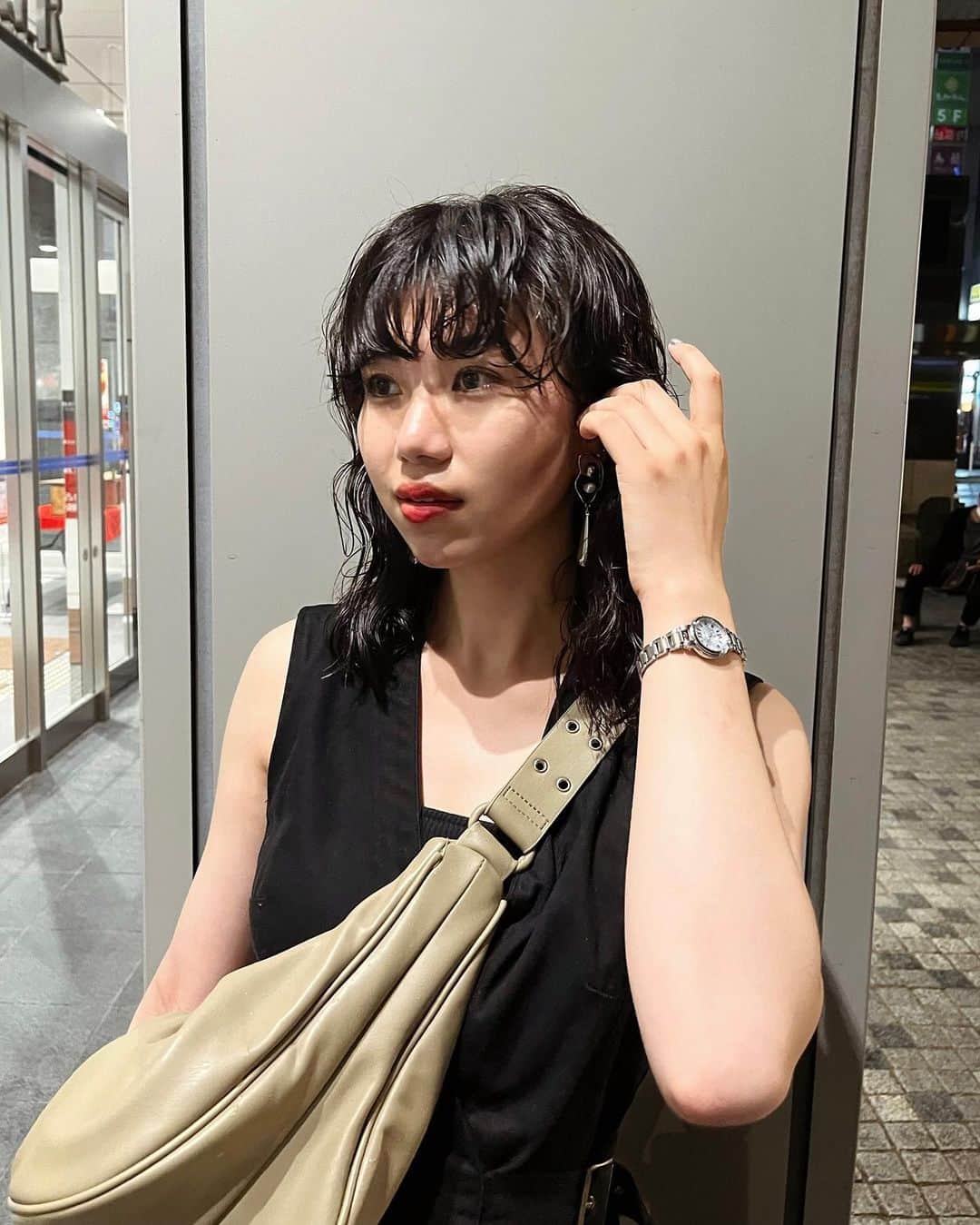 小原ひなたのインスタグラム：「. 🆕🌀🤎  ロングヘアを全力で楽しめたから バッサリ+パーマに~~~AW仕様です、  いつも最高の仕上がりにしてくださる 松本先生とまいさんには本当に頭が上がらない、、、 出会った時18歳だったのに22歳になっちゃう、はやいなあ  よっしゃスタイリング早く習得するｿﾞ~~❗️ワクワク」