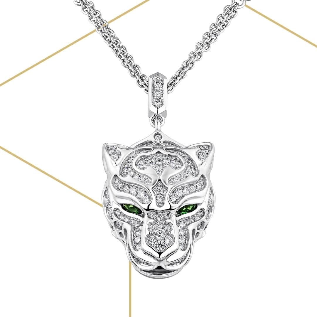 のインスタグラム：「Zodaria Pavé necklace in detail is even more impressive: it's truly a work of art, and that's exactly what Carrera y Carrera represents.   18k White Gold, 52 Diamonds and 2 Diopsites.   More details at carreraycarrera.com   #carreraycarreraorigen #jewelrydesign #luxury #art #artisticjewelry #craftsmanship #handcrafted #gold #whitegold #diamonds #highjewelry」