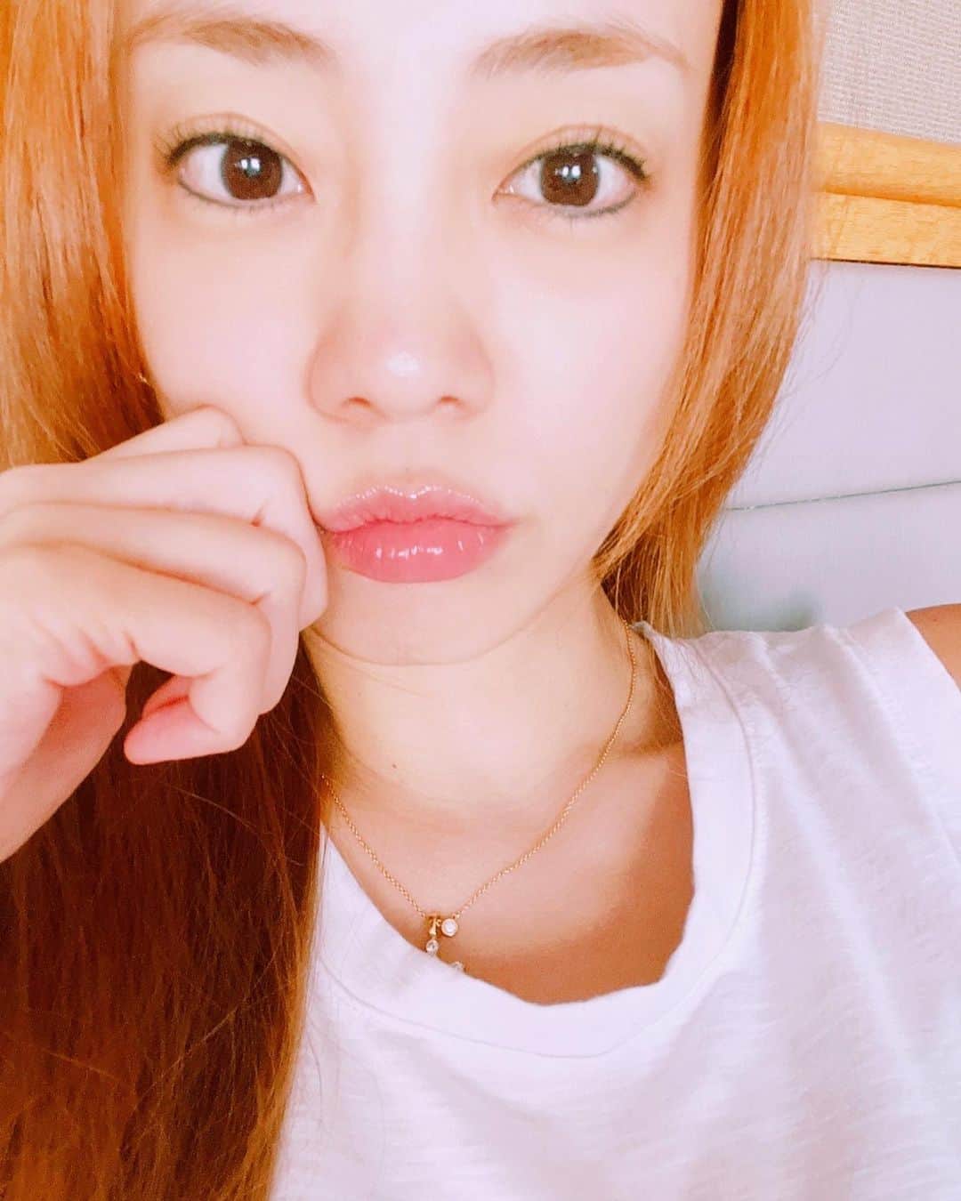 あびる優のインスタグラム：「こんにちは😃 すっかり8月になりましたね🍉✨ しばらくインスタグラム更新滞ってしまいました。、  この間に、 日々たくさんのメッセージありがとうございます。 個人個人様に返信する事は出来かねますが、 ひとつずつ大切に大切に拝読させて頂いてます。  そして、本日8月６日✨ @a_biru_official  1歳を迎える事が出来ました😌💋💕 日頃から支えて下さってるスタッフさん、愛用者さん、購入して頂いた皆様のおかげです🥰  心から感謝の気持ちでいっぱいです😌🫶  久しぶりの投稿なのにすっぴんでごめんなさい🫠💦  またマイペースに更新します☺️📲  #hello#selfie#thankyou#lip#lipcare#nomakeup#💋#💄#🍉#ありがとう#🫶#❤️」