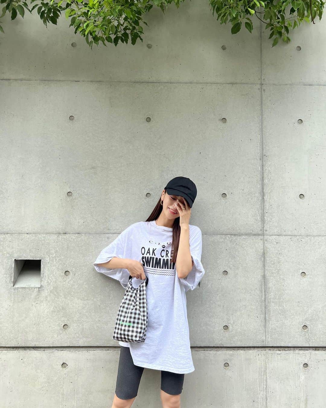 近藤千尋のインスタグラム：「今日は休日なので、 習い事やら公園やらです🫡💕 送迎の間に神社へお参り⛩に行ったり 今日は過ごしやすいお天気だなぁ🌥  子供とちょっとそこまでの時は 私のディレクションブランド、 @ajuga.shop  の 抗菌防水バッグが役に立つのです☺️❤️  これは @verystore_jp とコラボしたやつ🥹 ギンガムチェックが可愛いんです🥰 ネイビーも可愛いよ❤️ (ajuga公式だと売り切れてるけど verystoreならわずかにありました💦)  くるくるしてカチャッと止めたら 飲み掛けのものを入れてもよし！ ゴミになるものを入れても 手洗いで洗えるのでまた綺麗に💕 (私は前オムツのゴミとかも入れてた笑) エコバッグとしてもゴミ袋としても👌 畳むとめちゃちっさくなるので カバンの中にいつも忍ばせたりしてます❣️  次女(2歳９ヶ月)も 自分のバッグのように持ってくれるよ😂  まだまだ体力が余っている姉妹、 今日もがんばるぞー🥰❣️✨  #休日の母ちゃんスタイル #自転車自動車フル活用　笑」