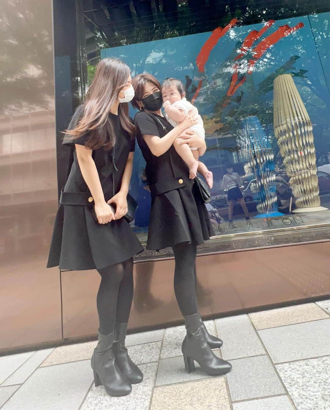 のインスタグラム：「息子お姉さん達に愛嬌振りまきすぎて皆メロメロ！社交性に感動🤣  毎日一緒にいて生後6ヶ月から愛着形成で人見知り始まってもおかしくないに…大丈夫かな😅個性？笑」