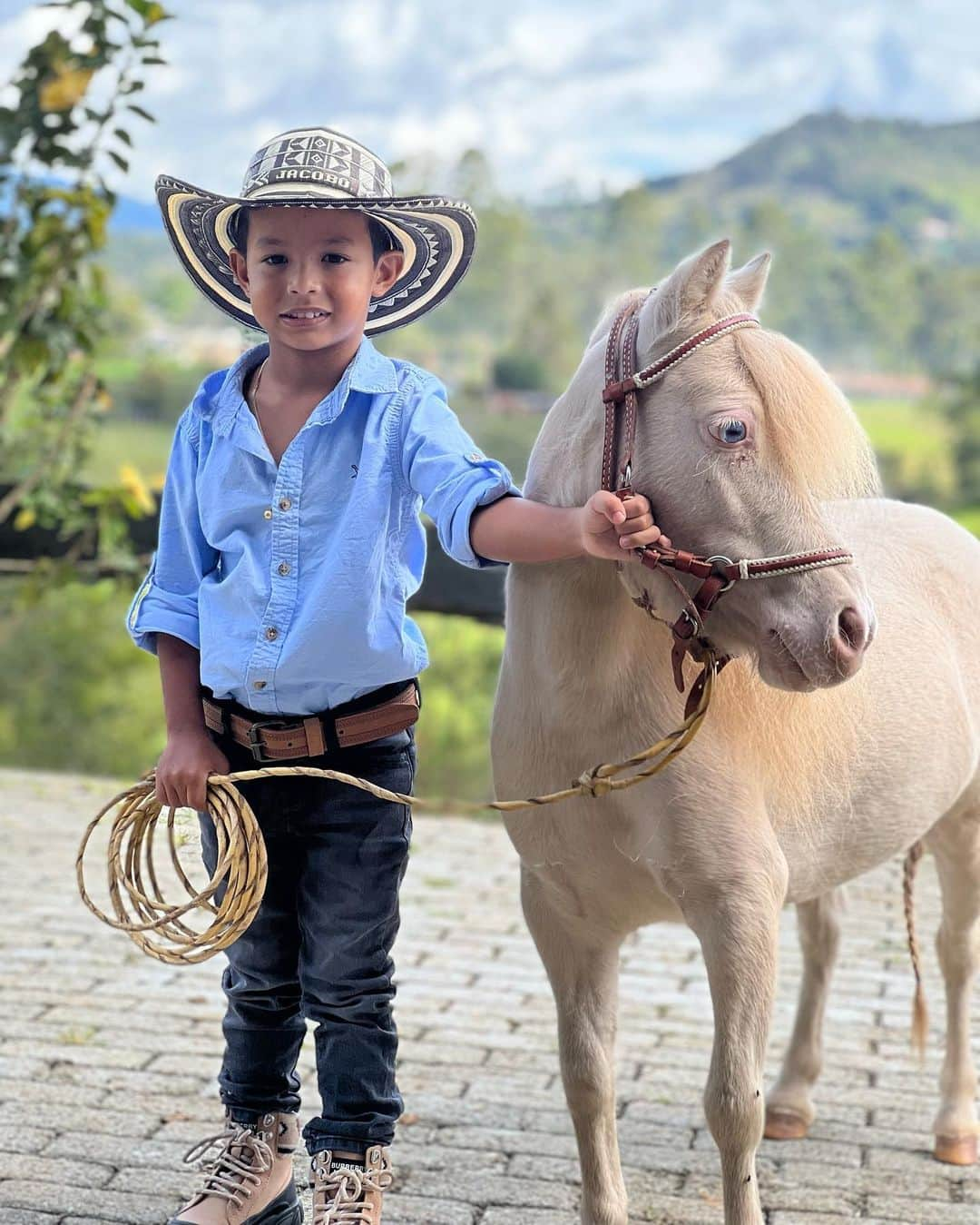 フレディ・グアリンのインスタグラム：「@jacoboguarinuribe con Milagro  Hermoso hijo 🐴🤴🏽」