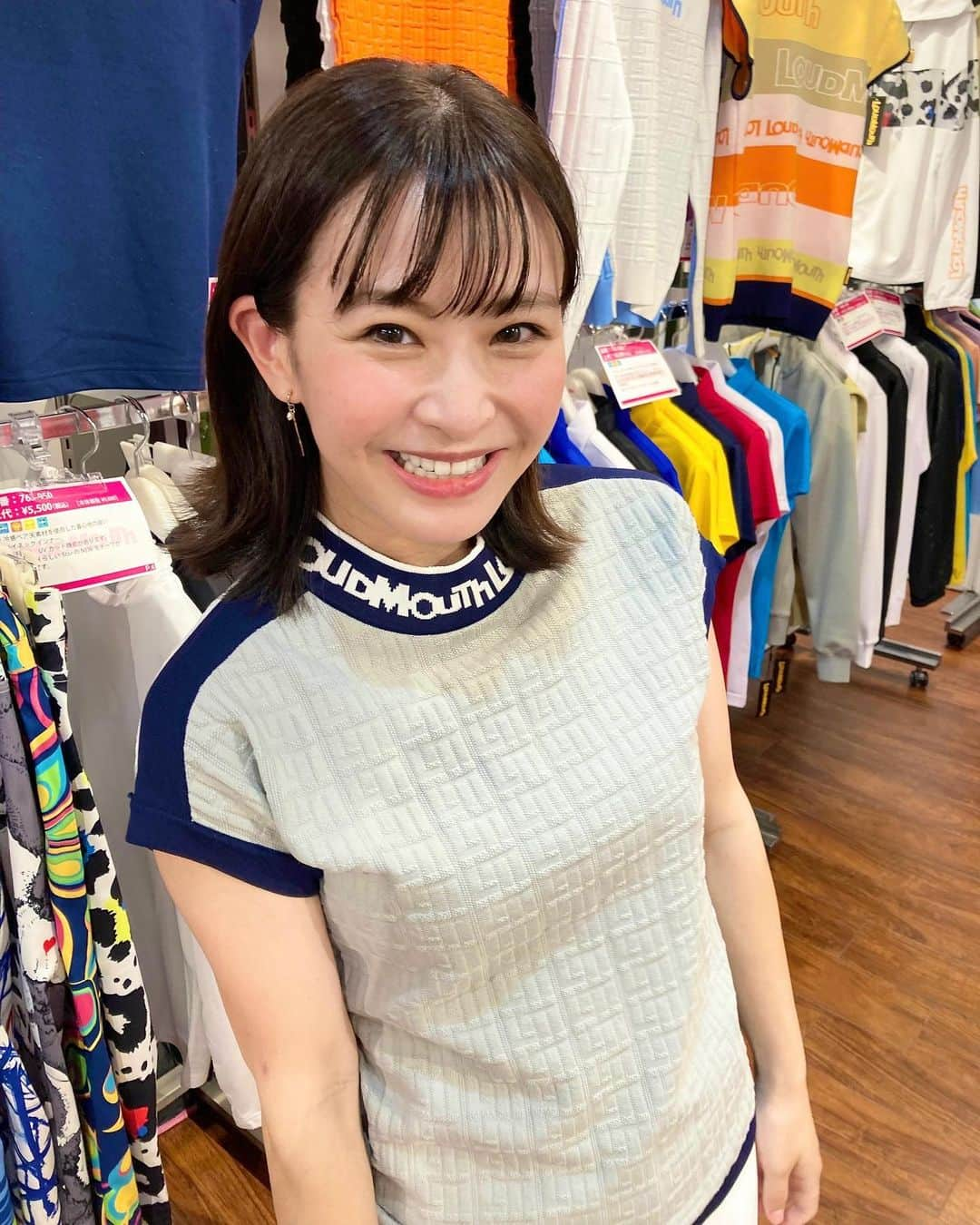 中庄司愛希さんのインスタグラム写真 - (中庄司愛希Instagram)「先日、ラウドマウス （ @loudmouth_japan_official ）の2023SSの展示会へ行ってきました⛳️💛  こちらのニット、とても可愛くないですか？💓  今季のラウドマウスさんはバナナ柄🍌が人気ですが、来季はイチゴ柄🍓が人気になりそうな予感🥰写真2枚目を見てね🍓  #ラウドマウス #loudmouth #2023SS #展示会 #ゴルフウェア展示会 #ゴルフウェア #ゴルフコーデ #ゴルフ初心者 #ゴルフ女子 #golfgirls #ゴルフ #골프 #高尔夫  #golf #ワークアウト #トレーニング #スポーツ #トレーニング女子 #スポーツ女子 #ゴルフビギナー #instagolf  #ゴルフラウンド」8月6日 7時51分 - aki_nakashoji_golf